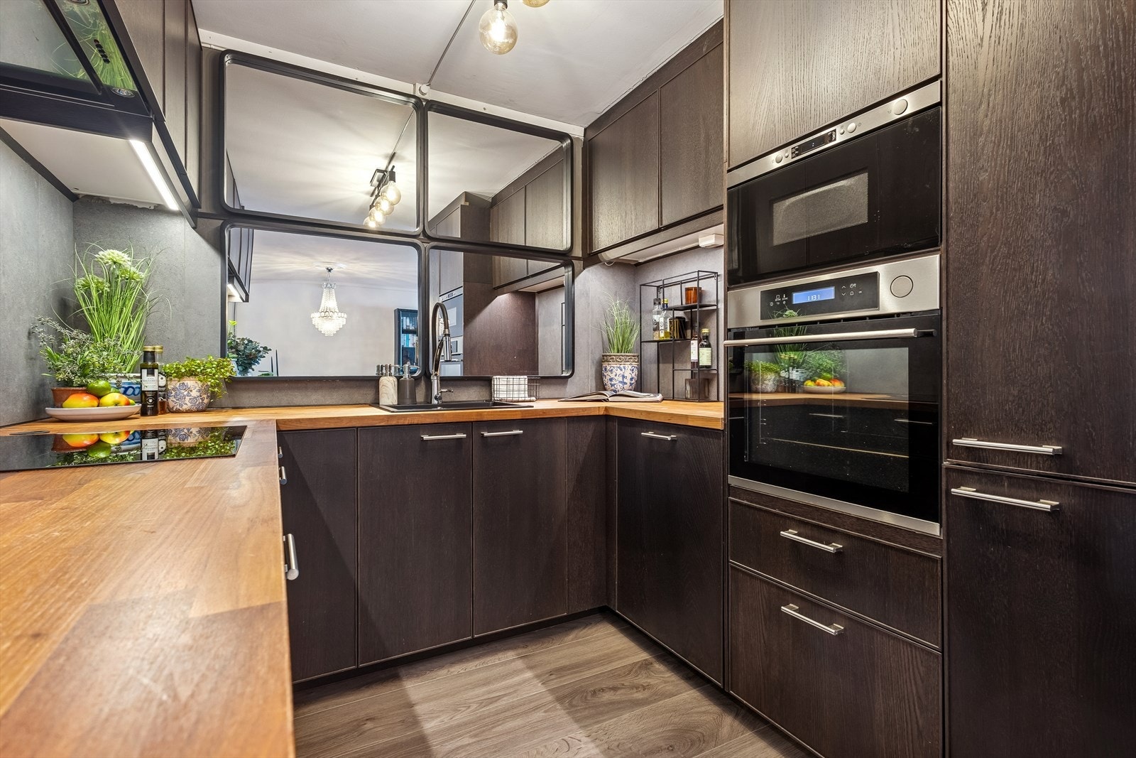 Alle hvitevarer er integrerte, inkludert stekeovn, mikrobølgeovn, oppvaskmaskin og kombiskap. Galleribilde