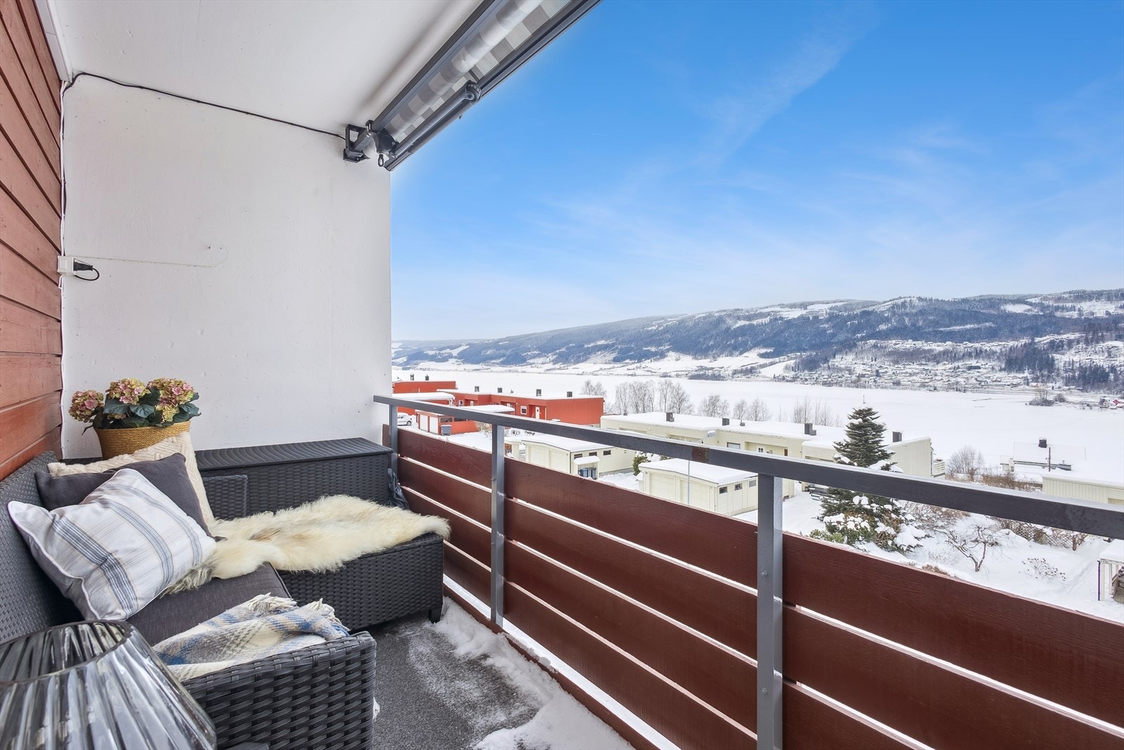 Den østvendte balkongen på 9 m² byr på fin utsikt over Mjøsa. Galleribilde