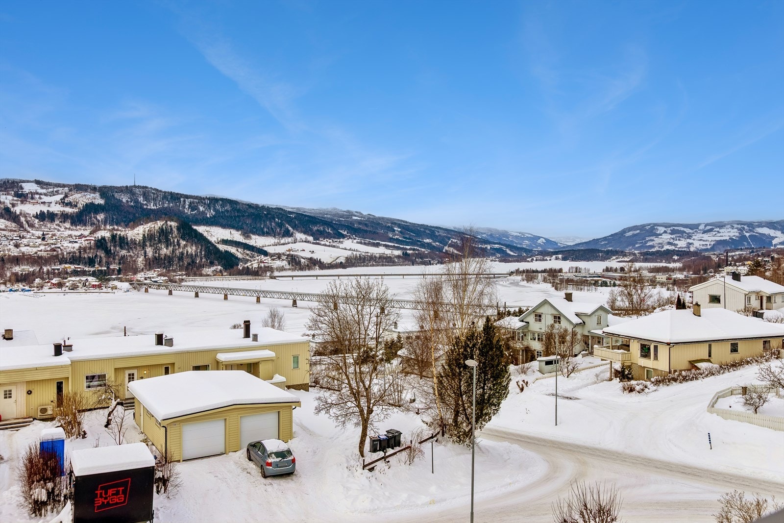 For familier er det kort gangavstand til Suttestad barnehage, skoler og idrettsanlegg som Sportsplassen. Galleribilde
