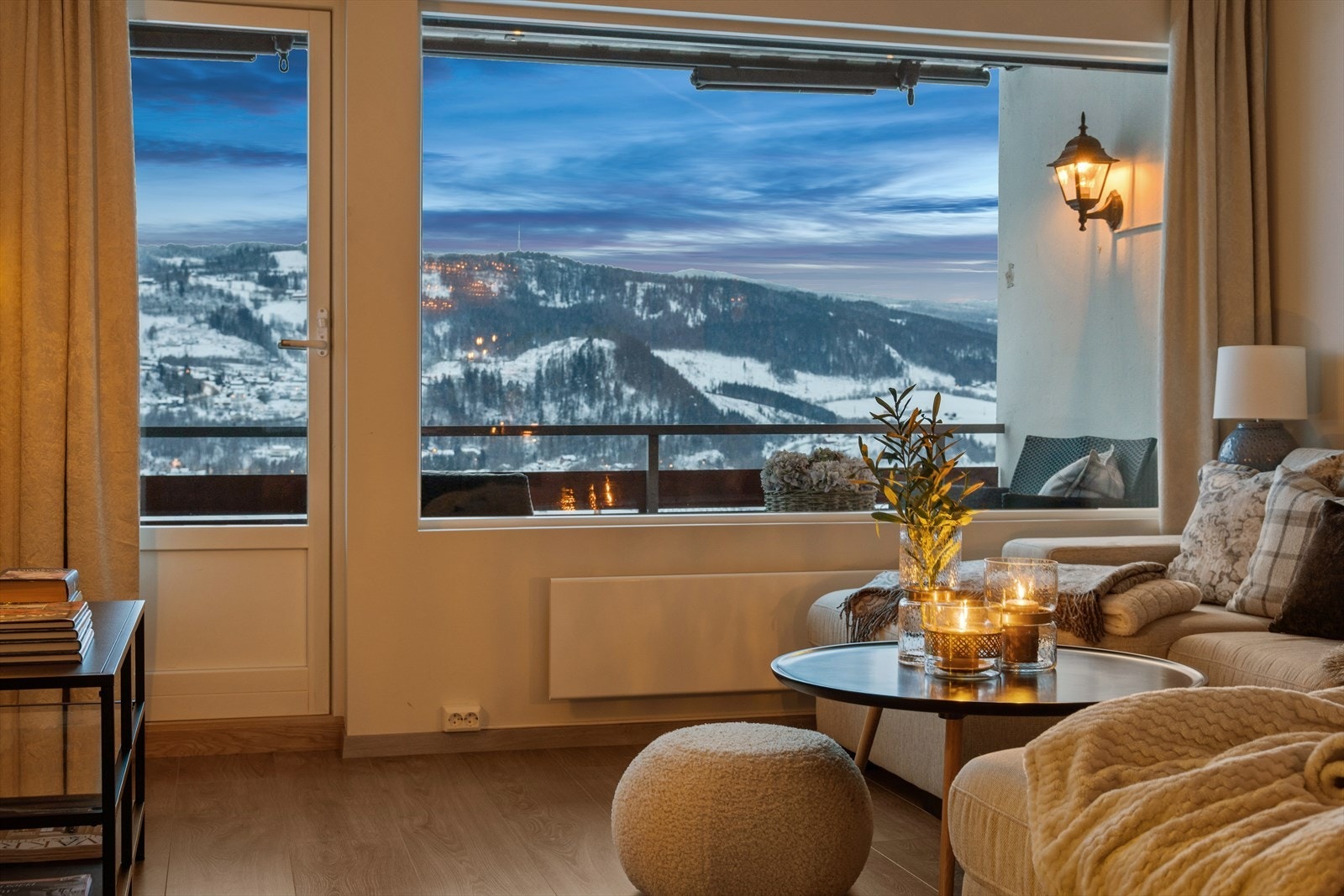 Utsikten over det omkringliggende landskapet er en kvalitet ved boligen. Galleribilde