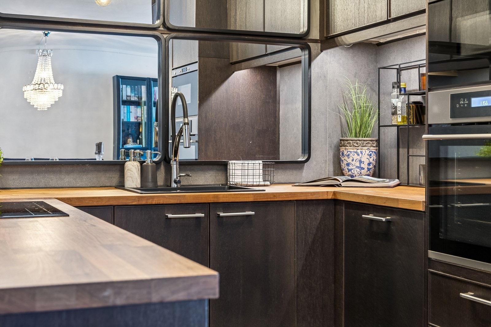 Varmtvannsberederen fra 2017 er praktisk plassert i kjøkkenbenken. Galleribilde