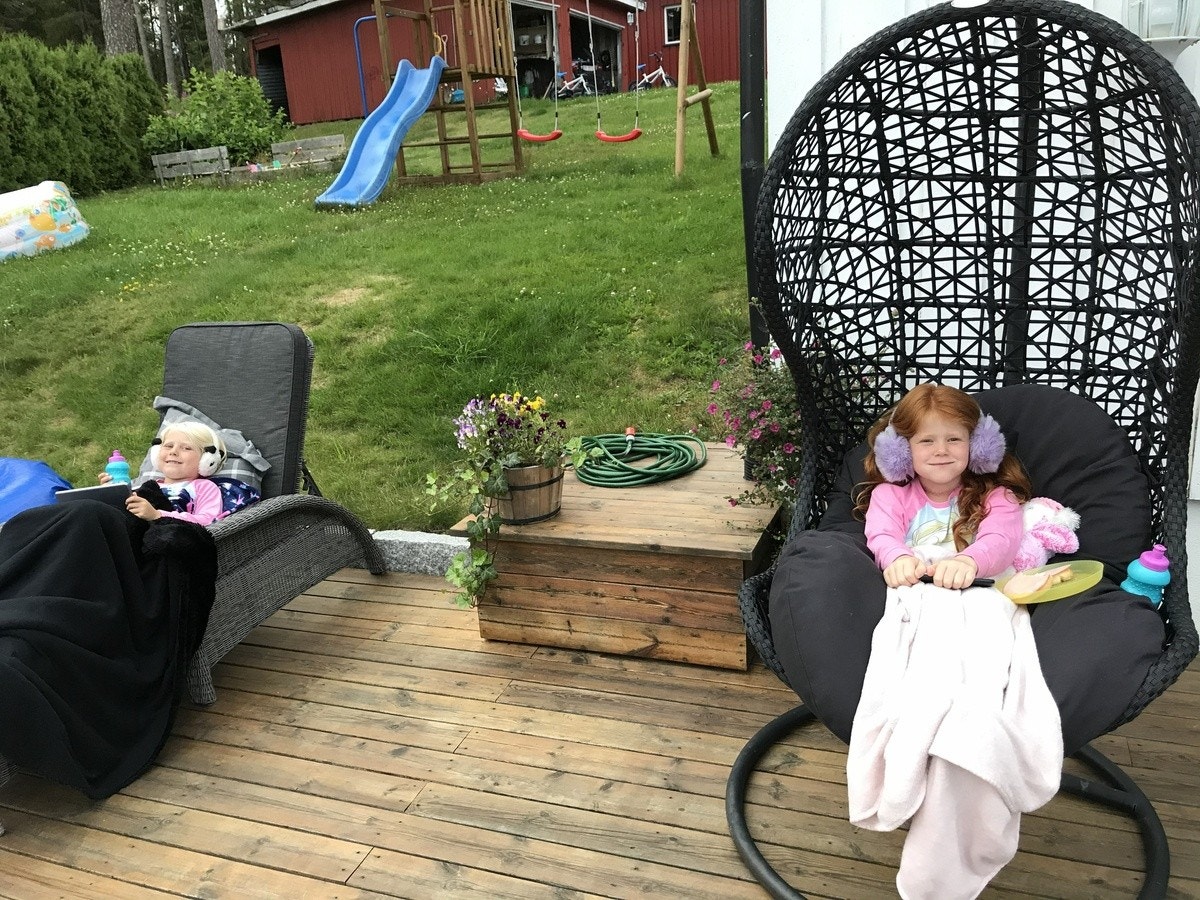 uteplass med unga Galleribilde