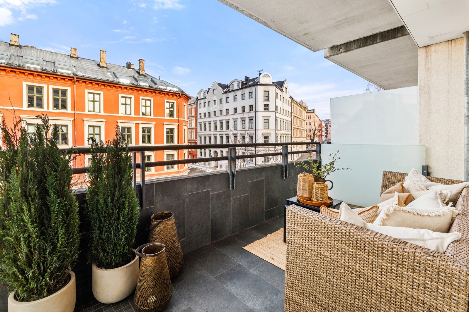 Fra oppholdsrommet er det utgang til stor balkong med hyggelig utsikt mot en blanding av klassisk og moderne bebyggelse. God plass til utemøbler Galleribilde