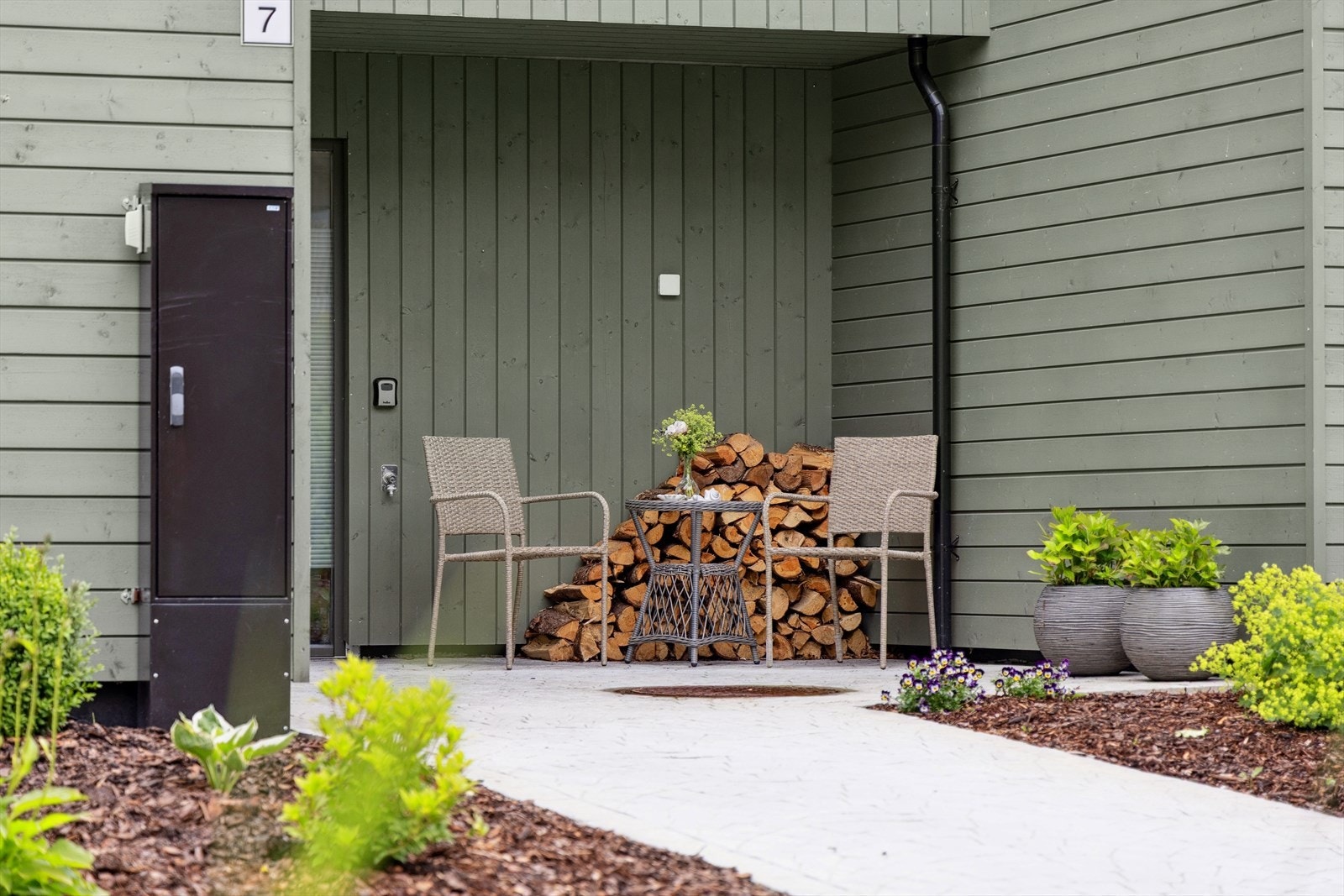 Tomten er pent opparbeidet med terrasse, diverse beplantning og strukturbetong ved inngangspartiet. Galleribilde