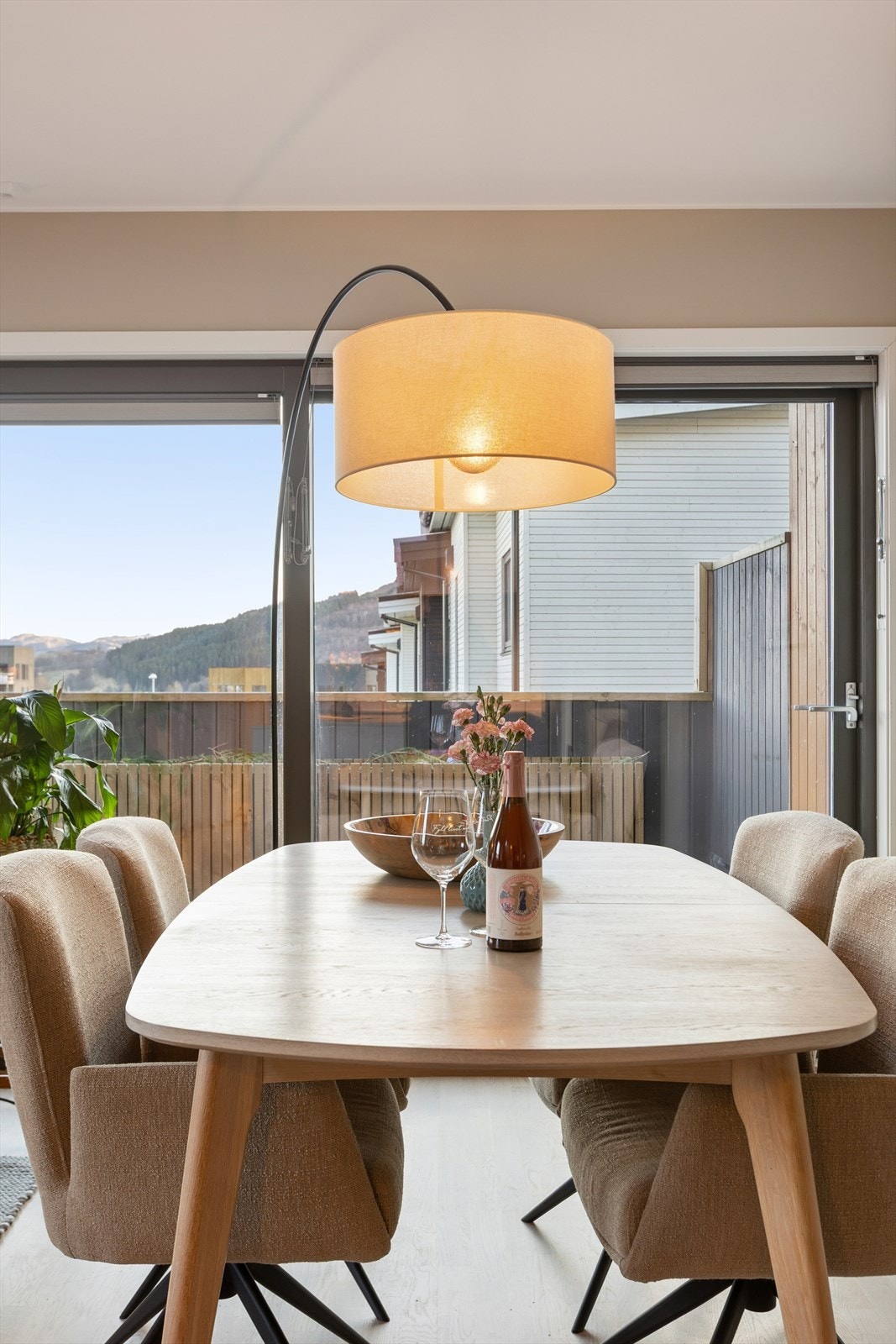 De store vindusflatene, sammen med terrassedøren, sørger for rikelig med naturlig lys og en luftig romfølelse. Galleribilde