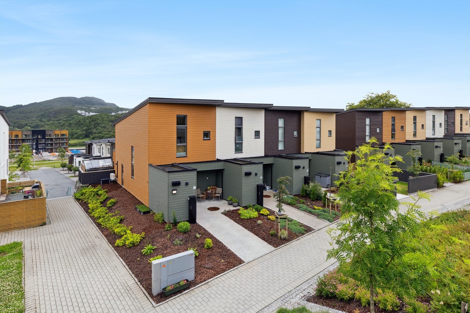 Et nyere og moderne rekkehus over to plan beliggende fint til på enden av rekken. Galleribilde