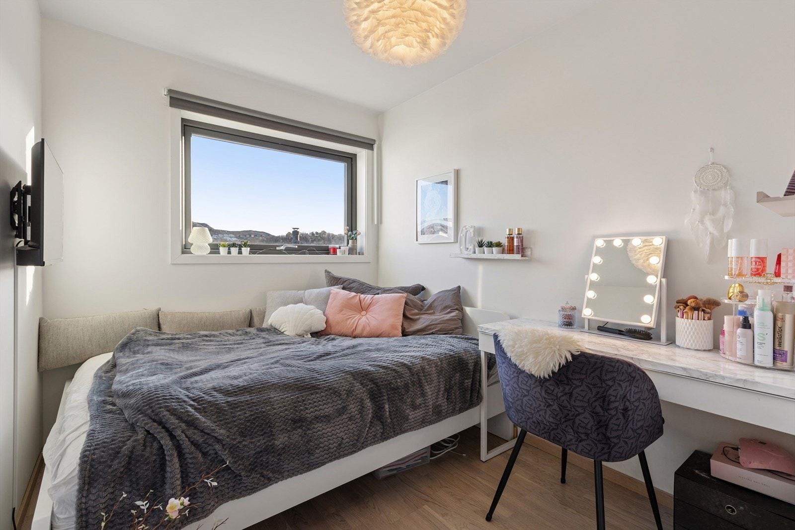 De to andre soverommene er praktisk utført med god plass til seng, tilhørende møblement og oppbevaring. Galleribilde