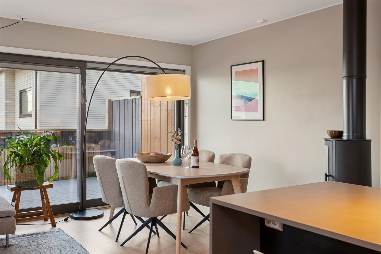 I tilknytning til kjøkkenet, kan spisebord enkelt plasseres - her kan gode måltider nytes. Galleribilde