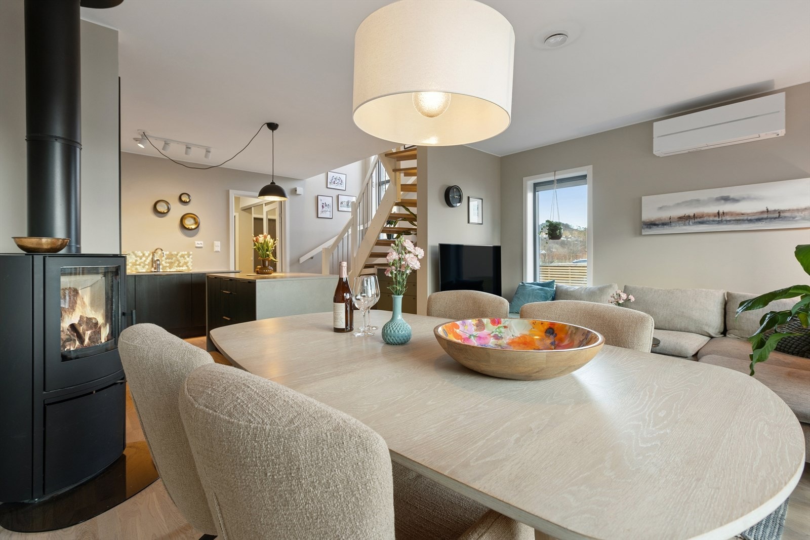 Stuen har en fin utforming med god møbleringsfrihet. Rommet sørger for plass til en stor sofagruppe og TV med tilhørende mediemøbel. Galleribilde