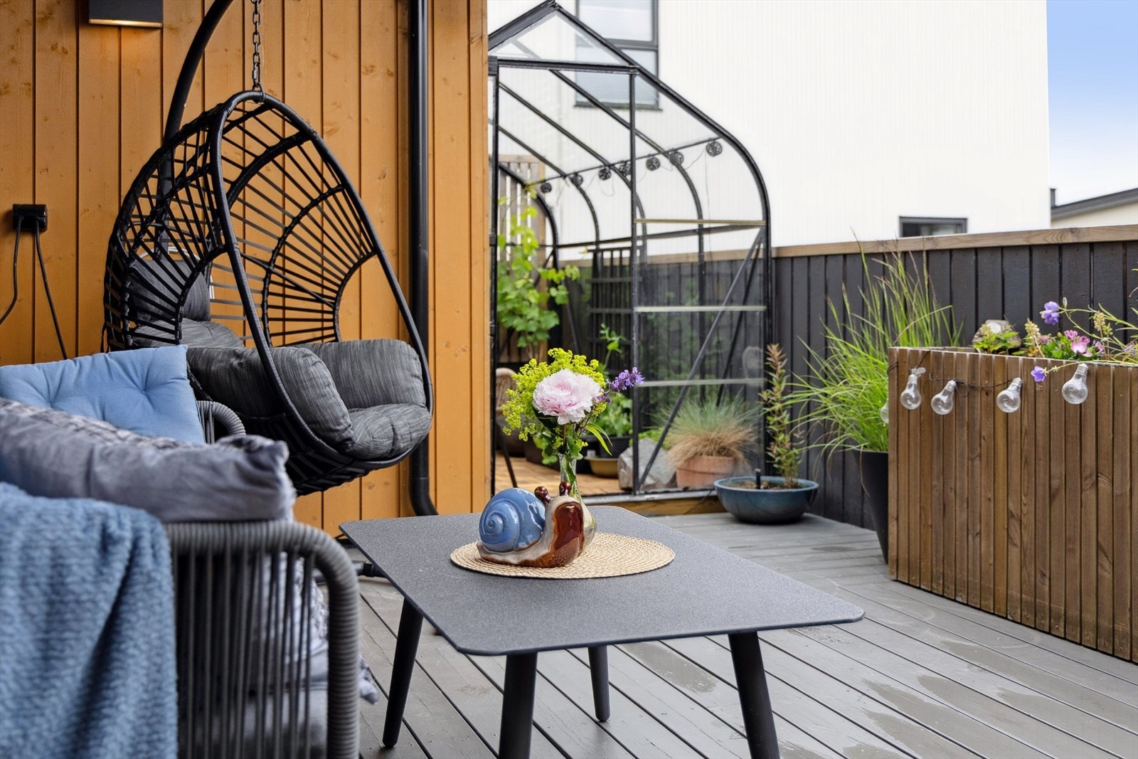 Her kan sommeren nytes fra morgen til kveld. Vi gjør oppmerksom på at drivhuset er tatt bort. Galleribilde