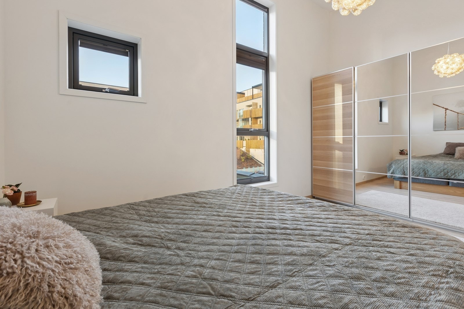 Her er det god plass til dobbeltseng, nattbord og store garderobeskap med god oppbevaringsplass. Galleribilde