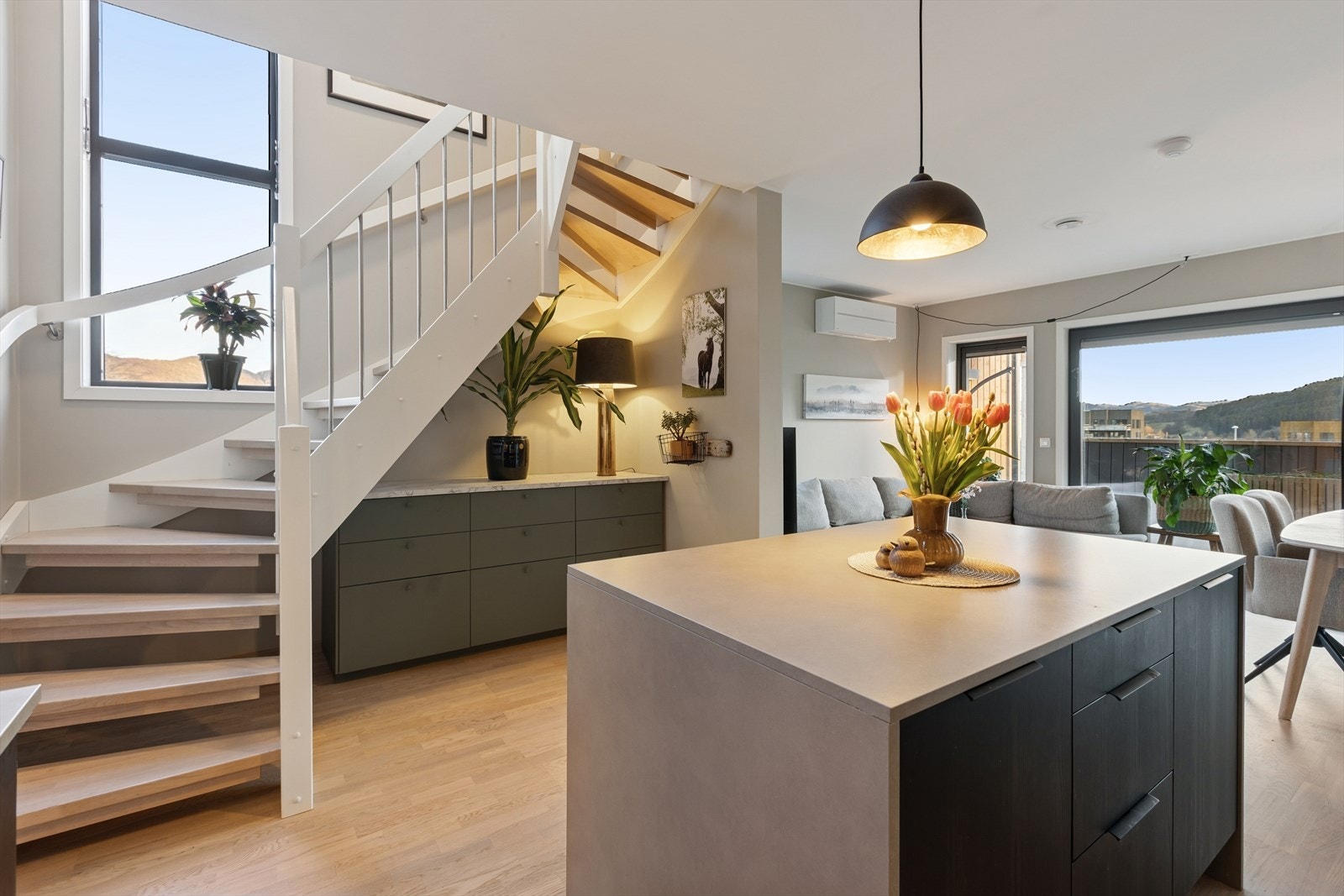 Det er åpen stue og kjøkkenløsning som gjør rommet mer sosialt. Galleribilde