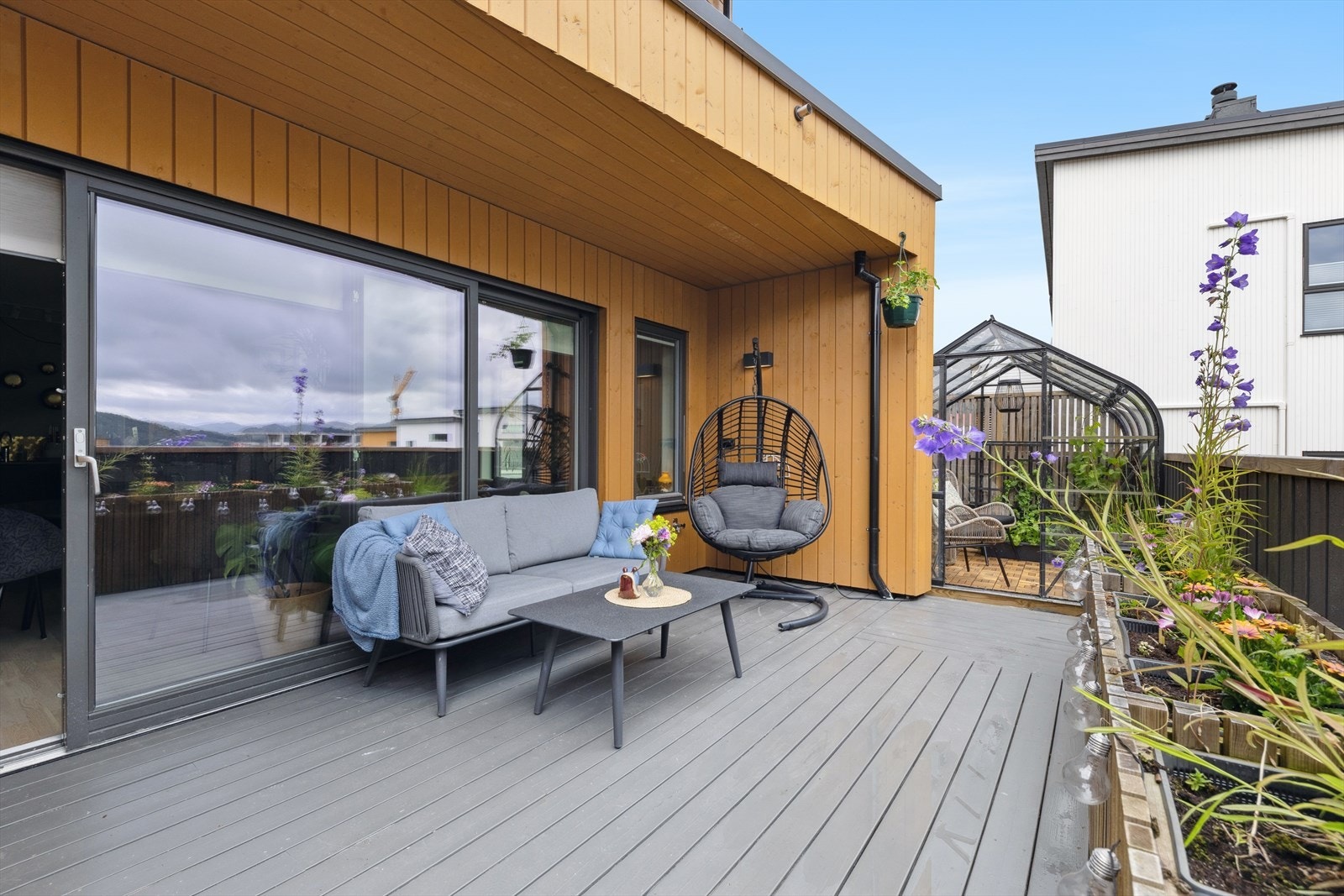 Den solrik terrassen som fungerer som en forlengelse av stuen på varme sommerdager. Galleribilde