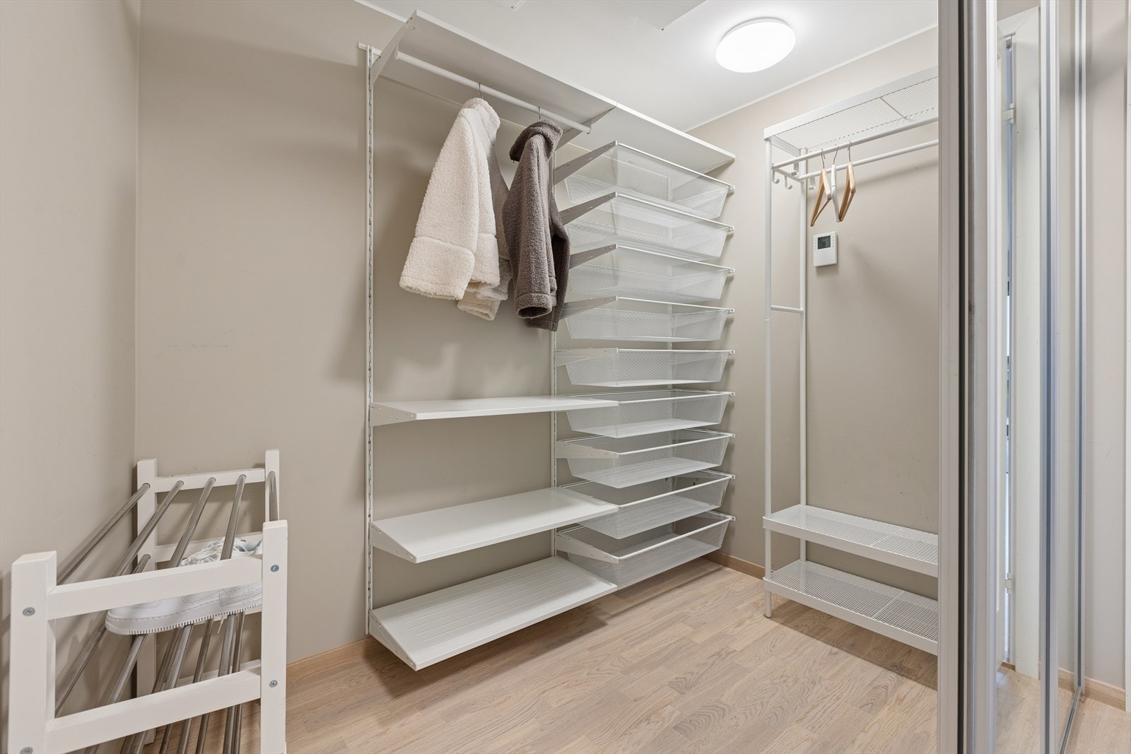 Entreen er praktisk inndelt i to med en skyvedør av speil med god plass til å oppbevare både ytterklær og sko. Galleribilde