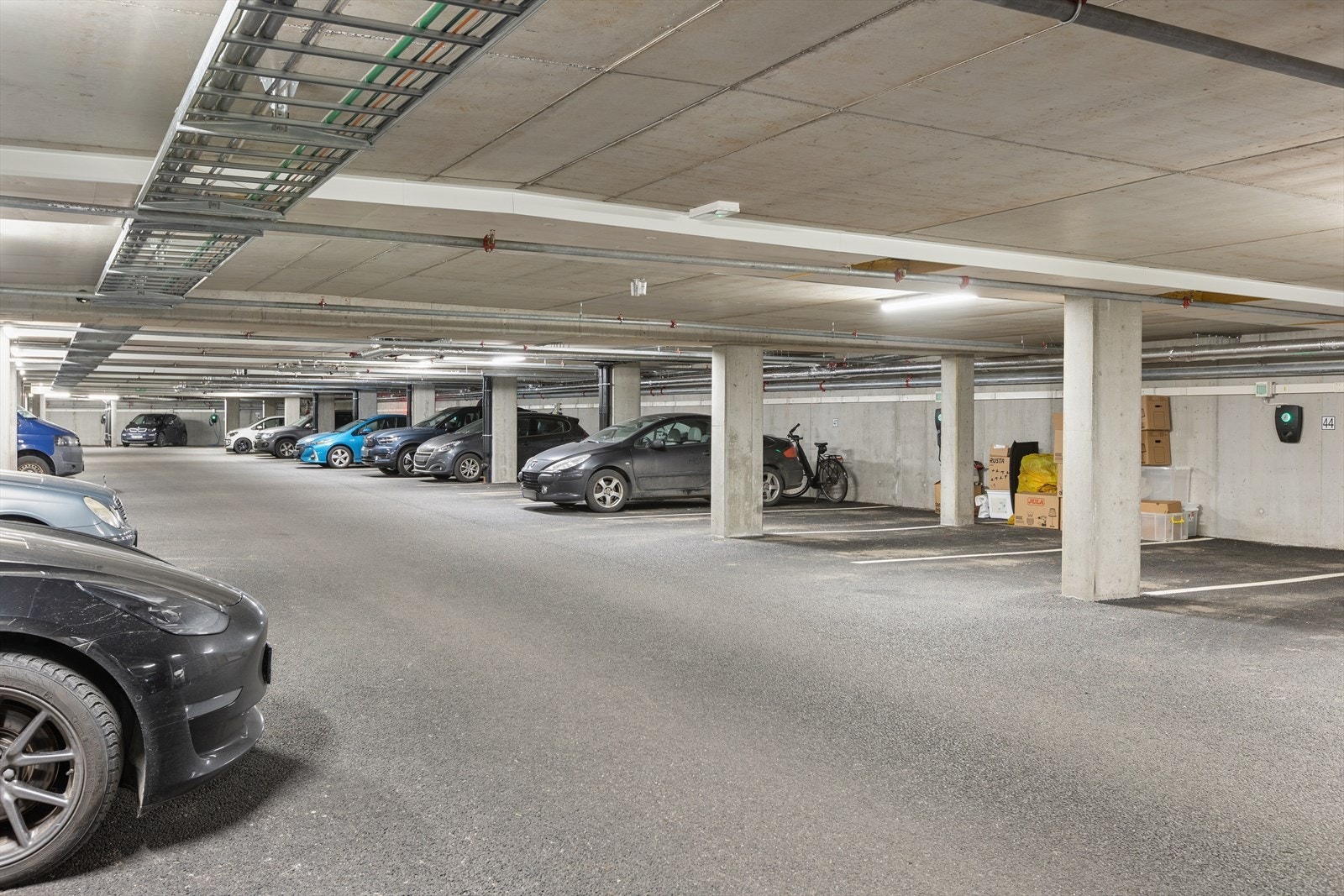 Fast parkeringsplass i felles garasjeanlegg. Galleribilde