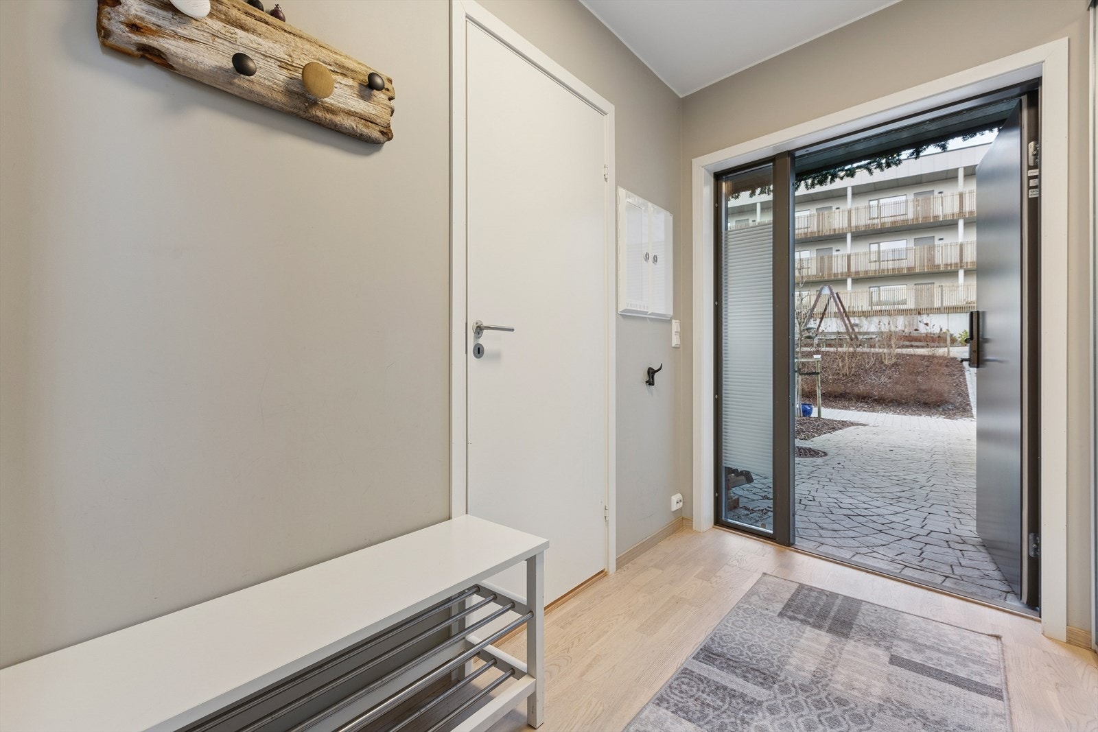 Det er adkomst til boligen fra bakkeplan, og inn i boligens første etasje. Galleribilde