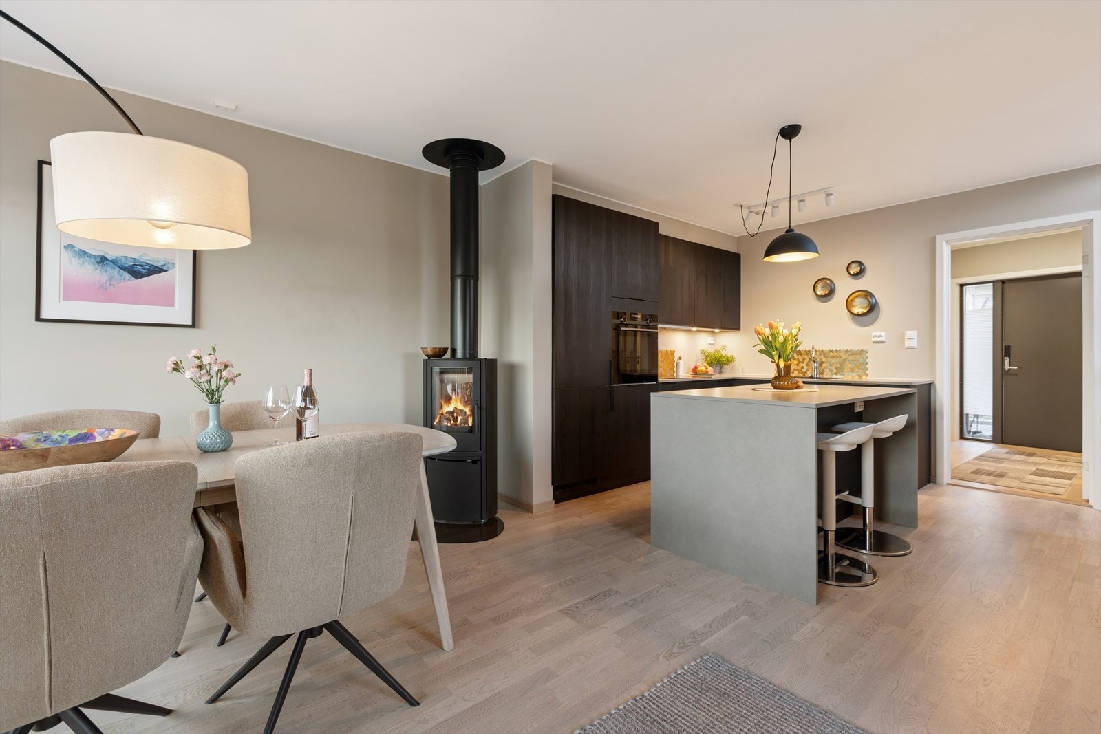 I hovedetasjen finner du boligens sosiale samlingspunkt. Galleribilde