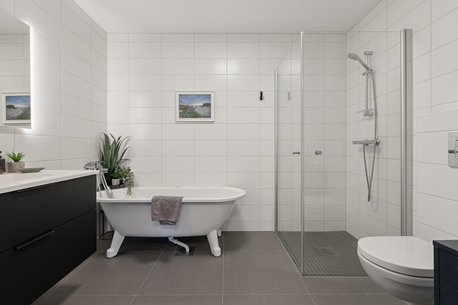 Pent flislagt baderom med behagelig gulvvarme beliggende i boligens 2. etasje. Galleribilde