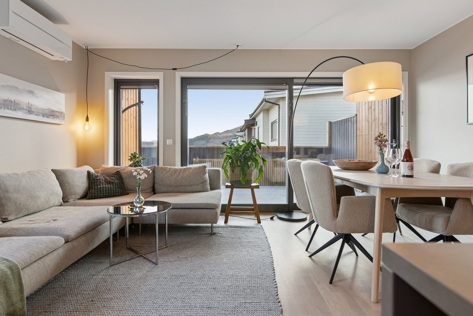 Fra stuen er det utgang til en stor terrasse hvor hele familien vil finne sin naturlige plass. Galleribilde