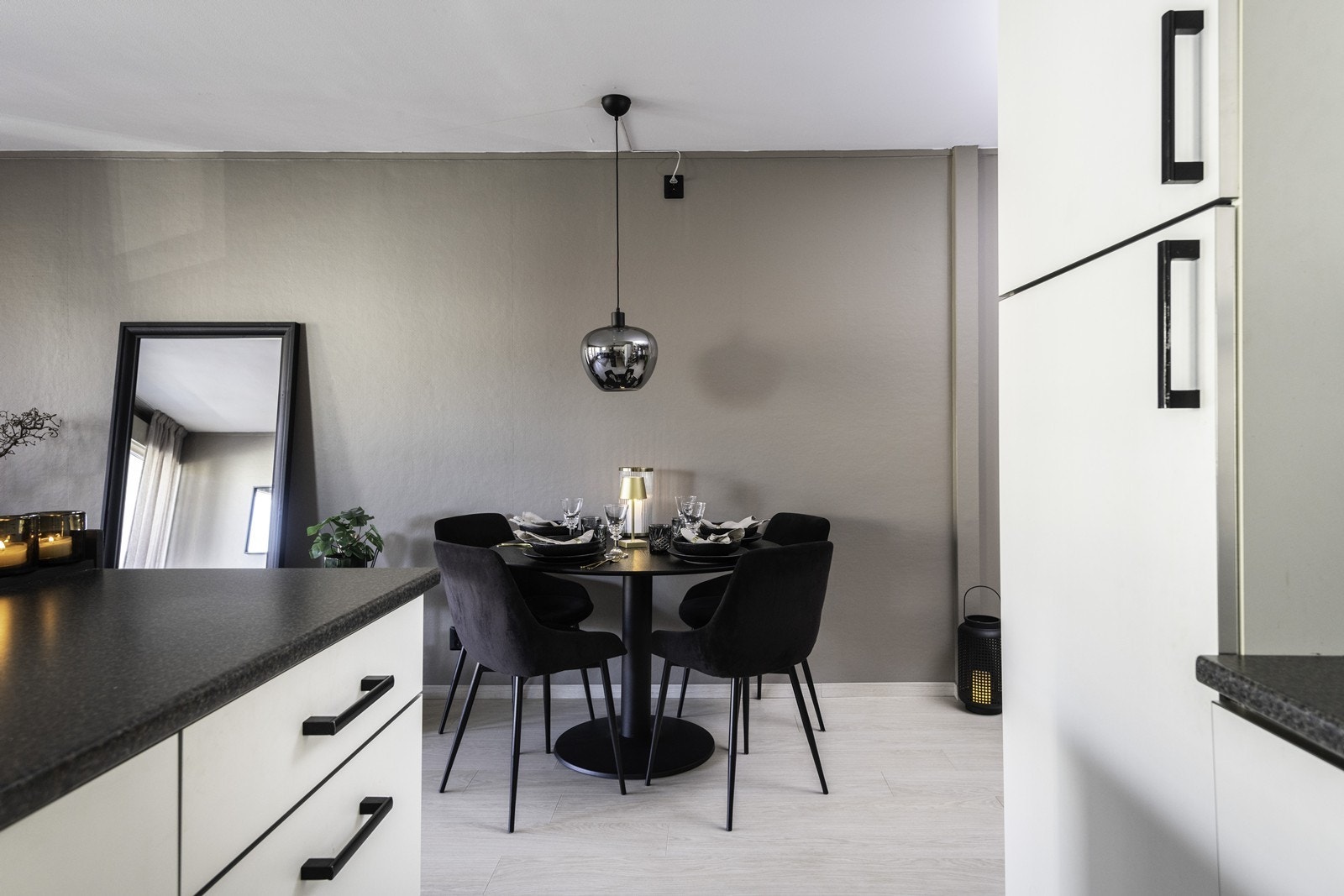 Spiseplass i tilknytning til kjøkkenet. Galleribilde