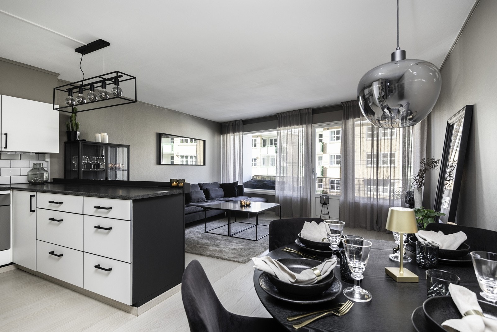 Integrerte hvitevarer samler kjøkkensonen og gir ryddig arbeidsflate. Galleribilde