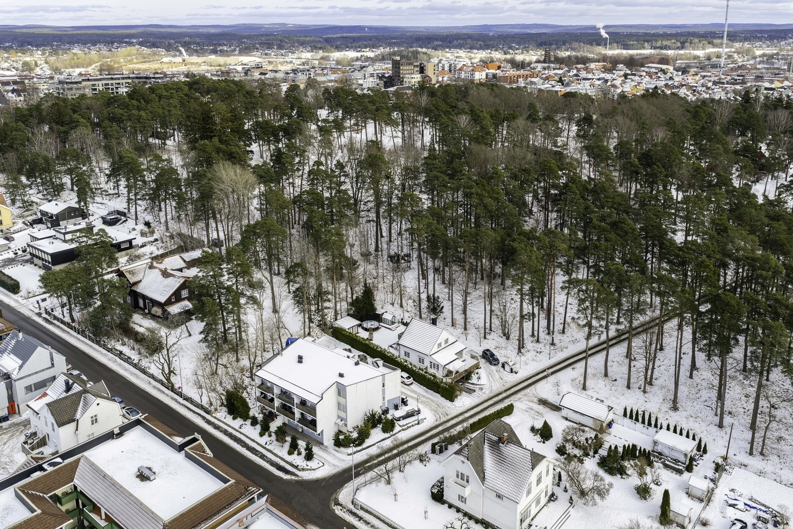 Eiendommen ligger i nærheten av Sarpsborg sentrum, med gangavstand til fasiliteter og rekreasjonsmuligheter i Kulåsparken. Galleribilde