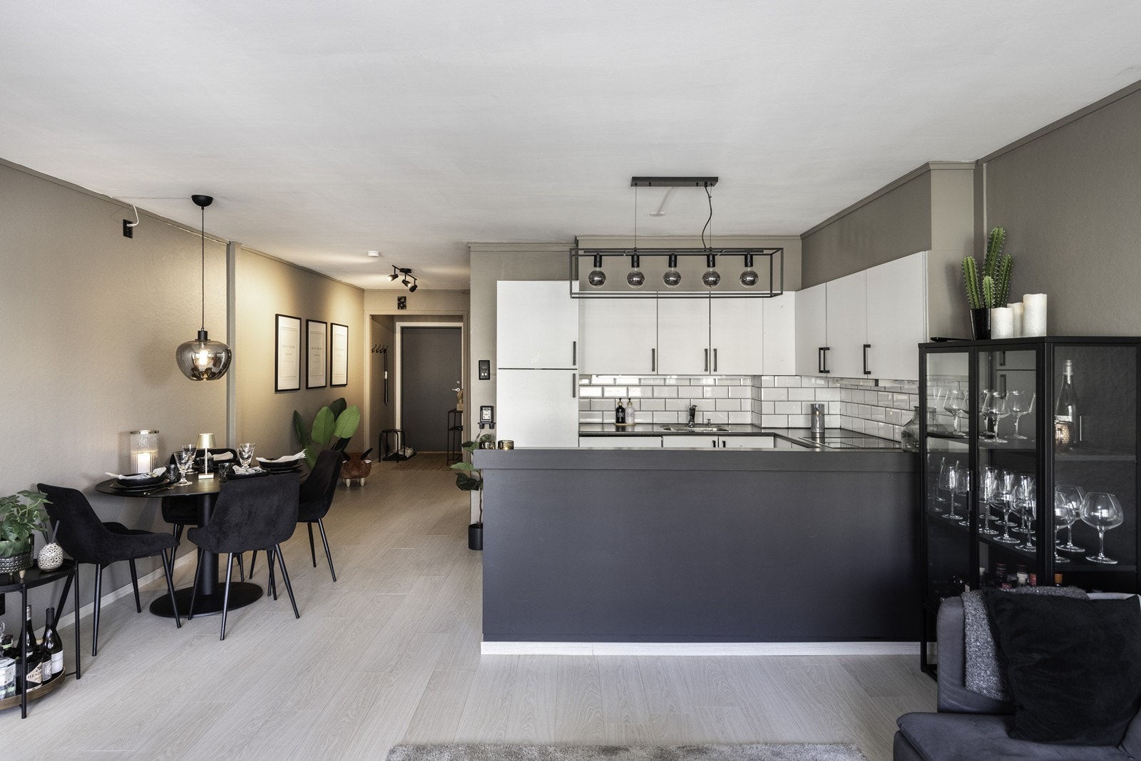 Åpen kjøkkenløsning med slette folierte fronter og laminerte benkeplater.
Foto:Steffen Larsen Galleribilde