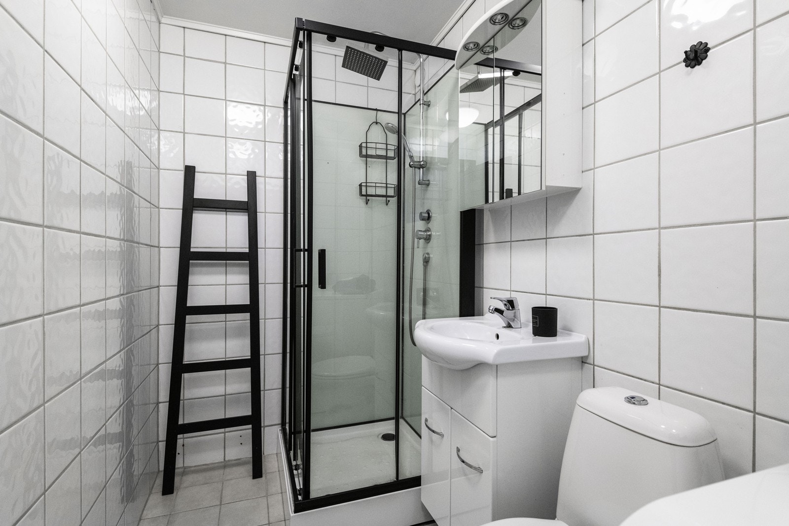 Dusjkabinett og opplegg for vaskemaskin gir funksjonell bruk av våtrommet. Galleribilde