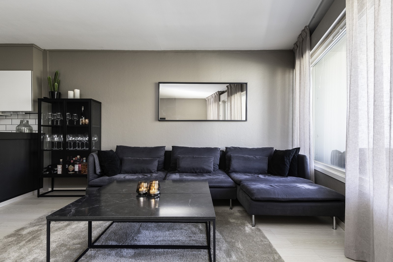 Laminatgulv og malte overflater gir en nøytral base for interiør. Galleribilde