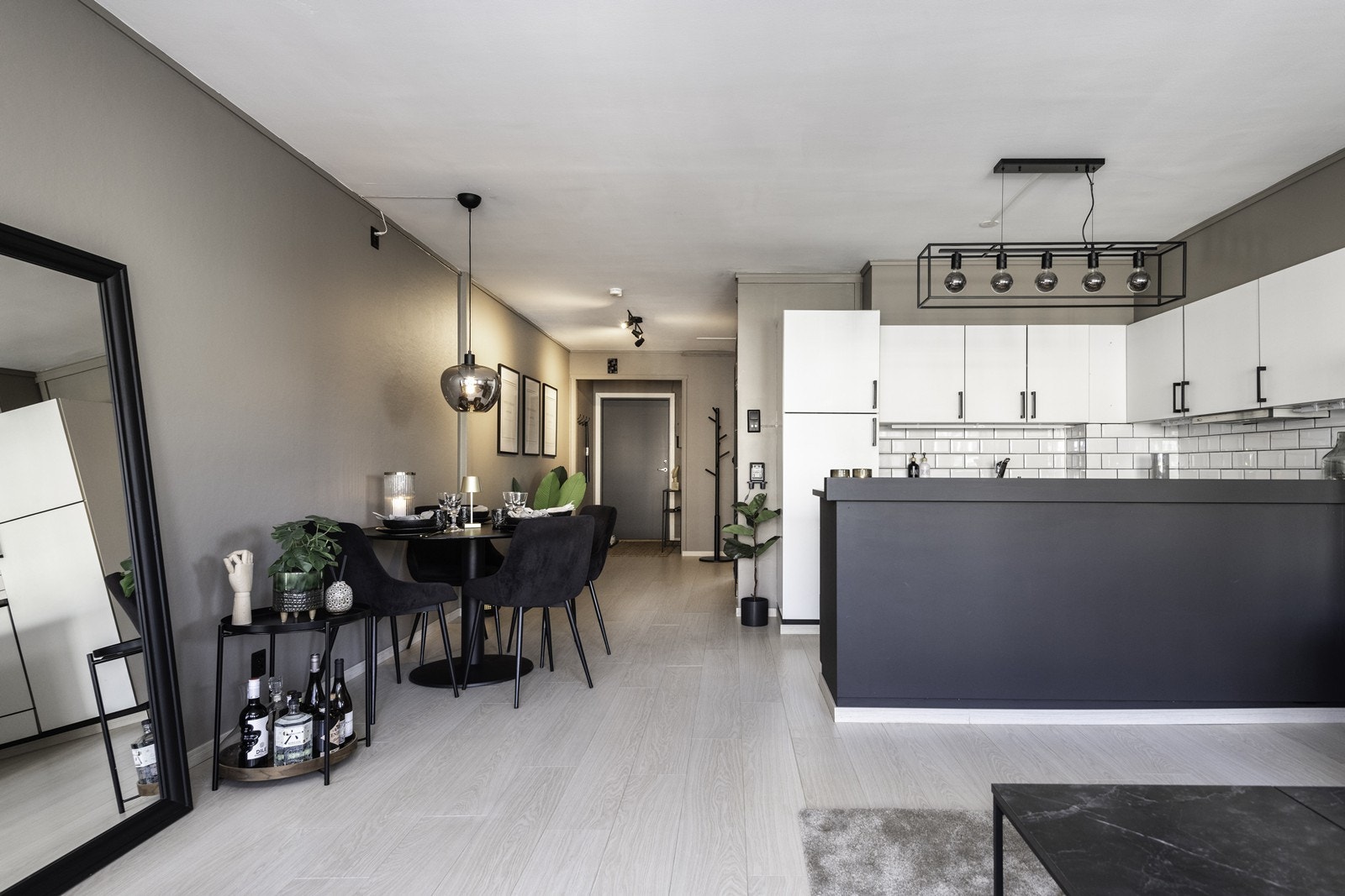 Direkte forbindelse til stuen gir en praktisk spiseplass ved kjøkkenet. Galleribilde