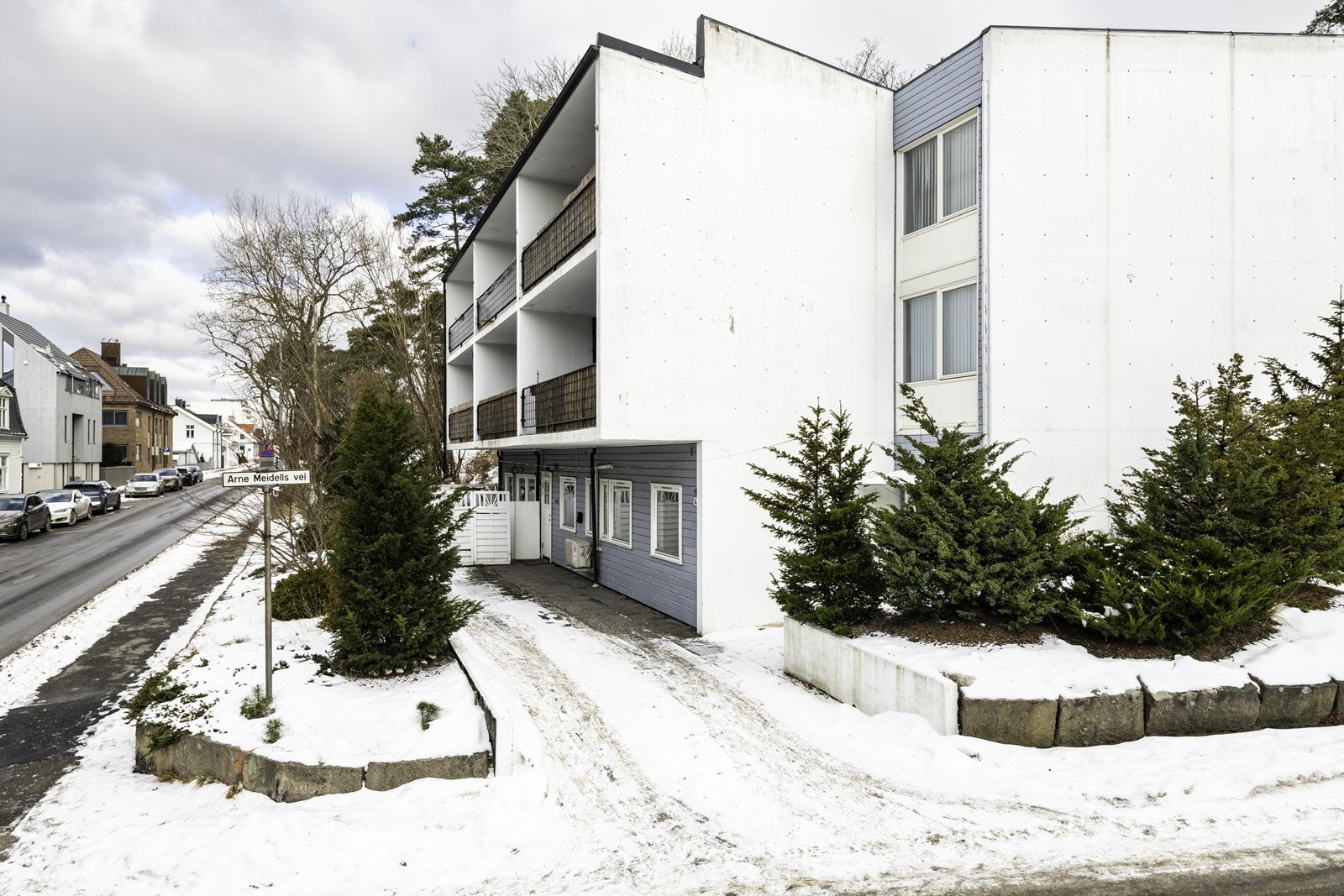 Bygningen har malte trevinduer og malt ytterkledning av trepanel. Galleribilde