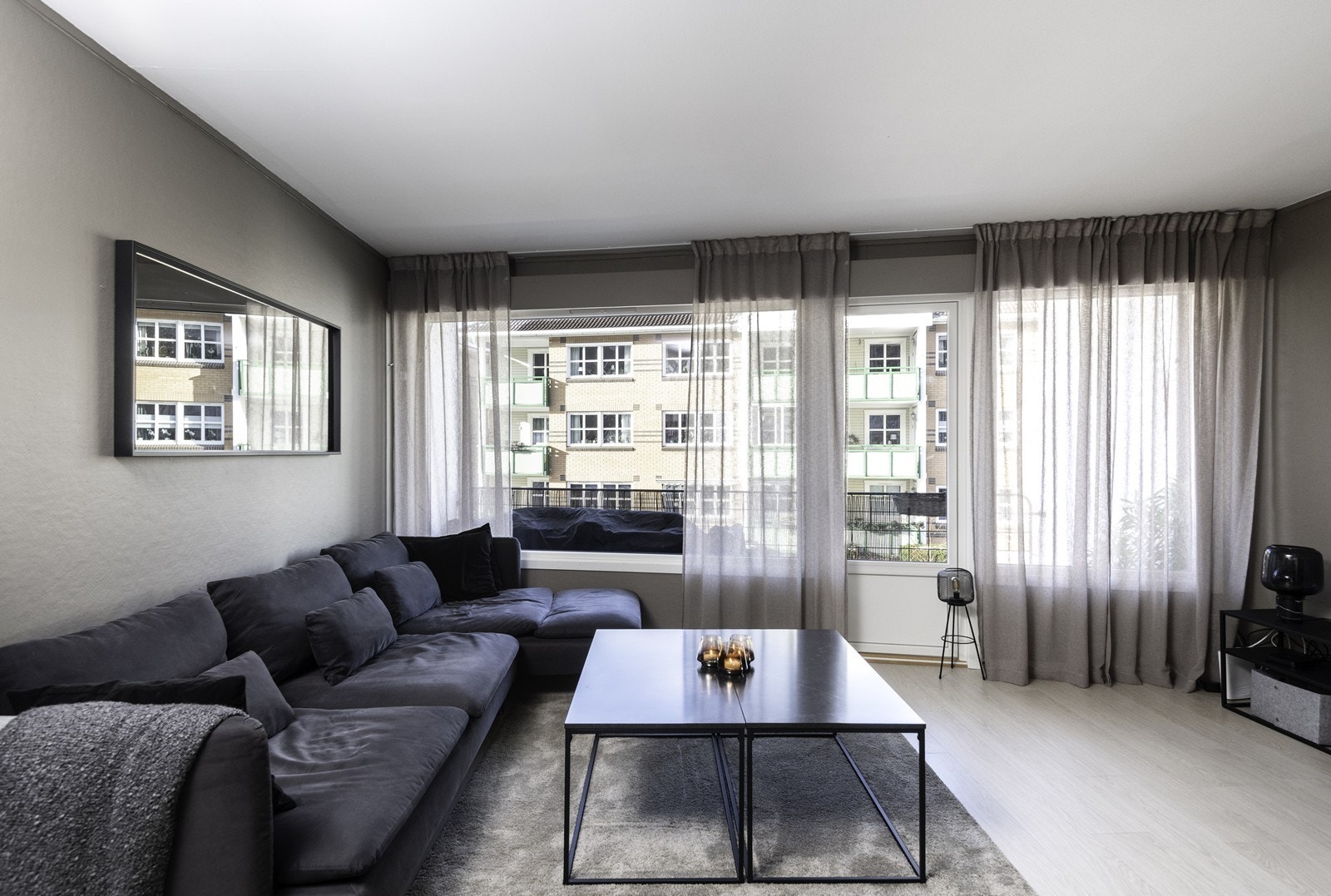 Store vindusflater gir utsyn og lysinnslipp. Galleribilde