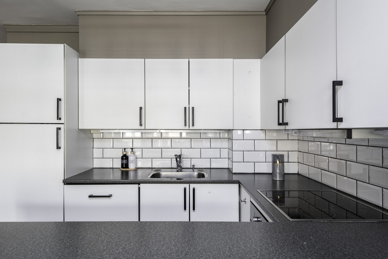 Slette folierte fronter gir et rent og ryddig uttrykk på kjøkkenet. Galleribilde