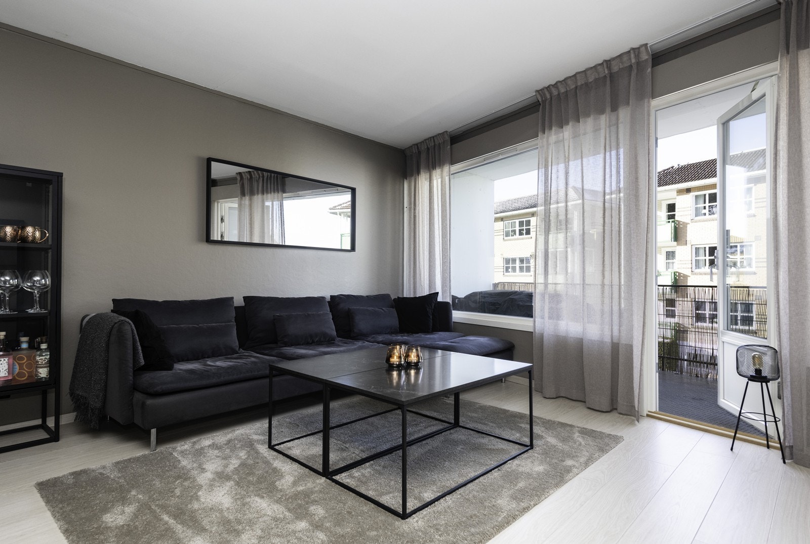 Utgang til balkong fra stuen gir enkel tilgang til uteområdet. Galleribilde