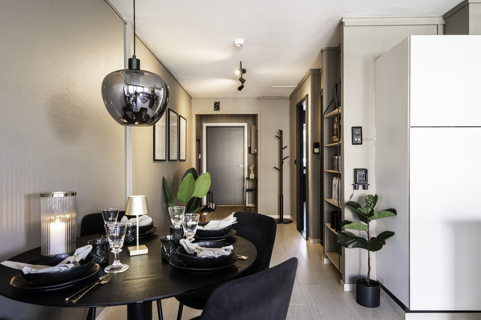 Laminerte gulv og malte vegger gir en moderne finish i oppholdsrommet. Galleribilde