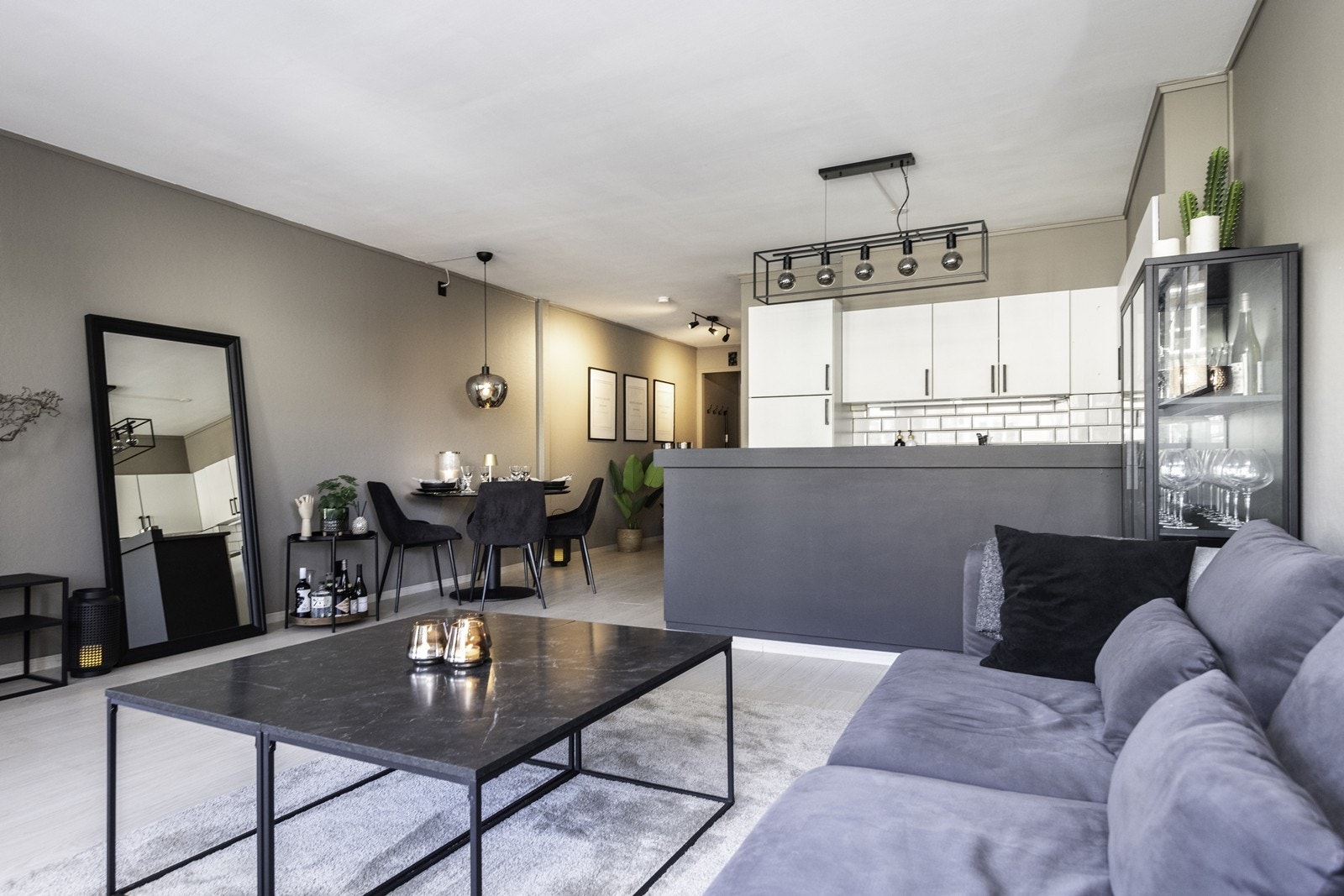 Plass til spisebord i tilknytning til oppholdsrommet. Galleribilde