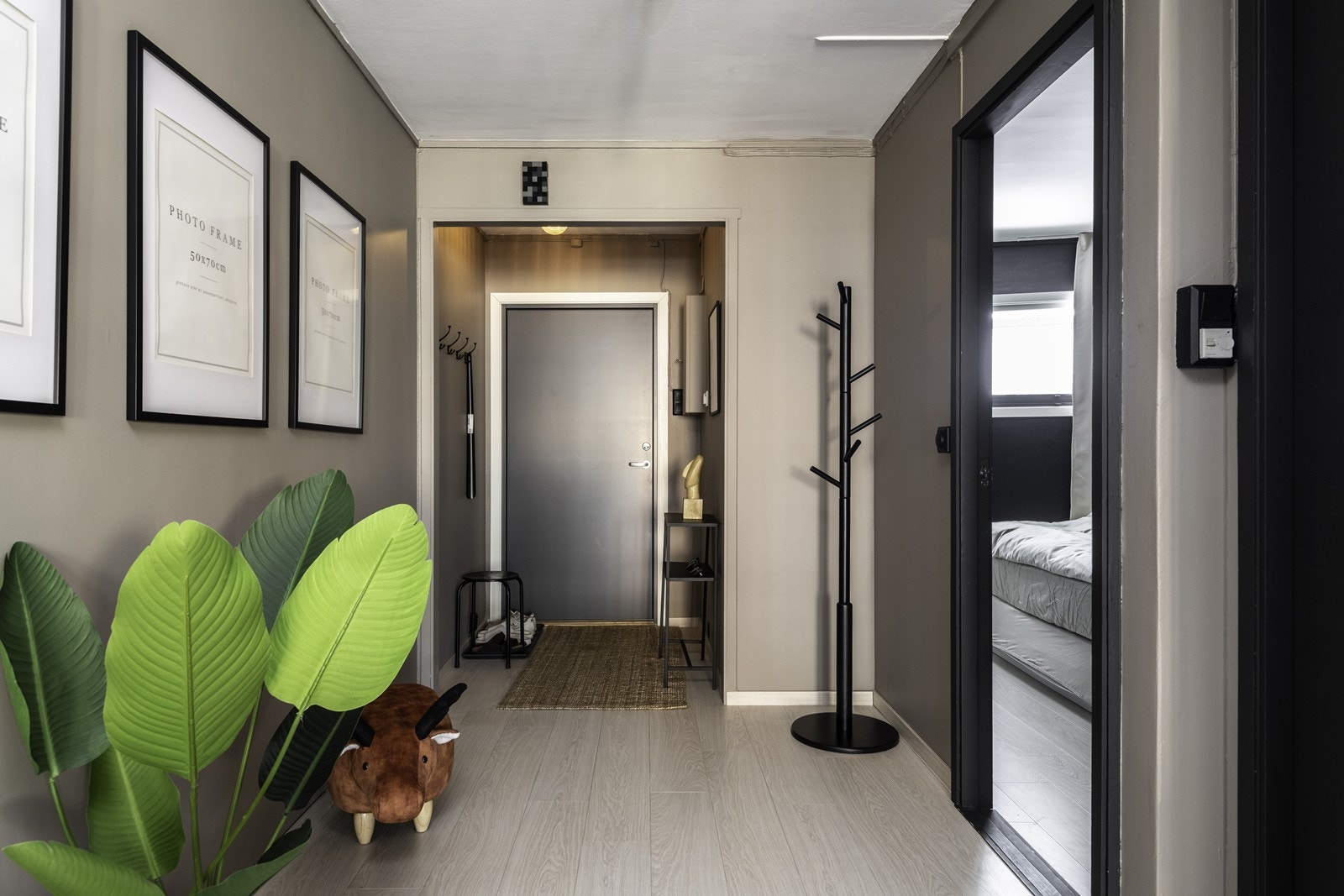 Entréen har laminatgulv og malte overflater, og gir enkel tilgang til boligens rom. Galleribilde