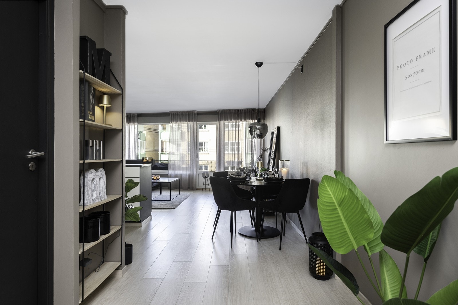 Laminatgulv gir en slitesterk og lettstelt overflate i entréen. Galleribilde