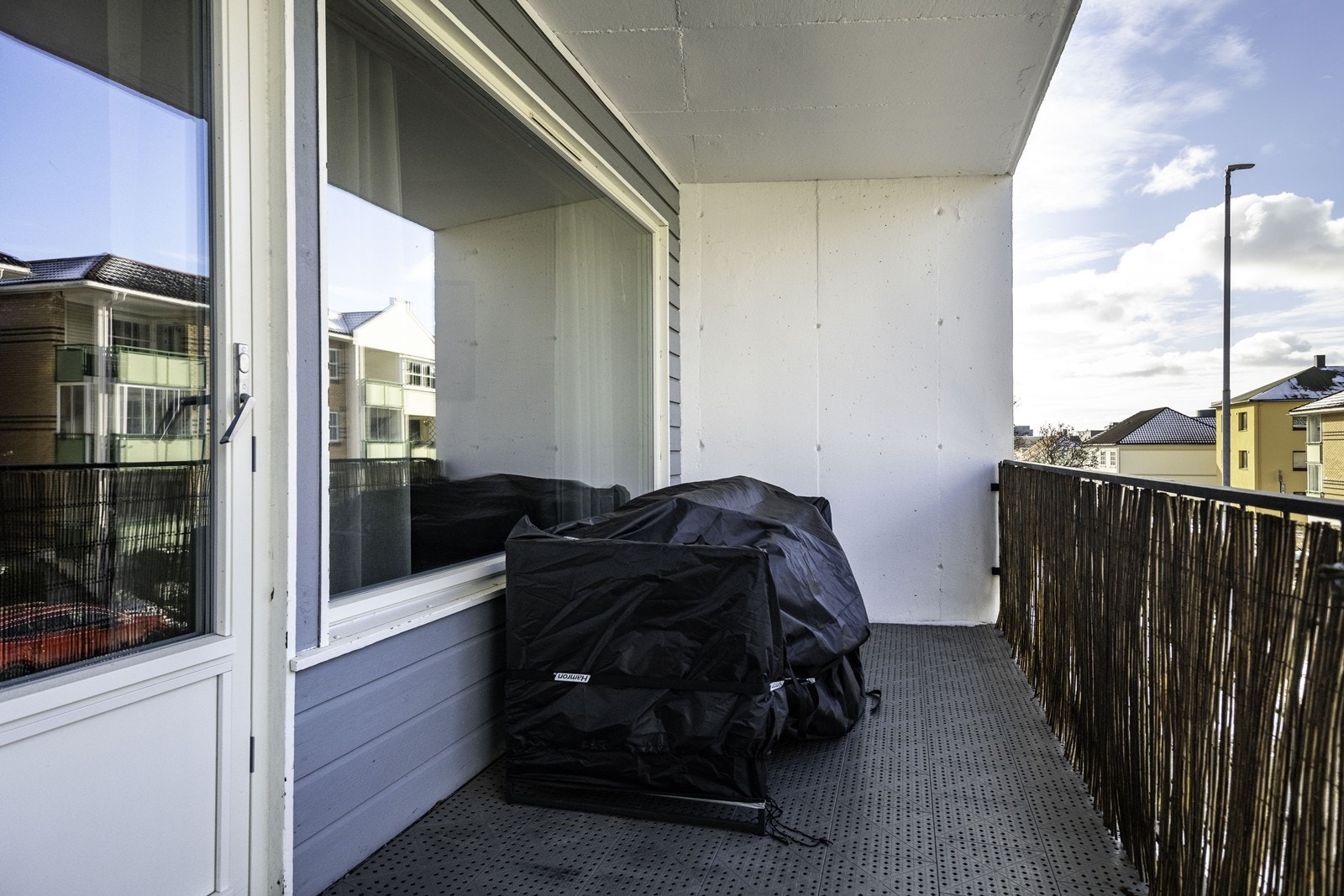 Balkongen ligger en etasje over bakkeplan. Galleribilde