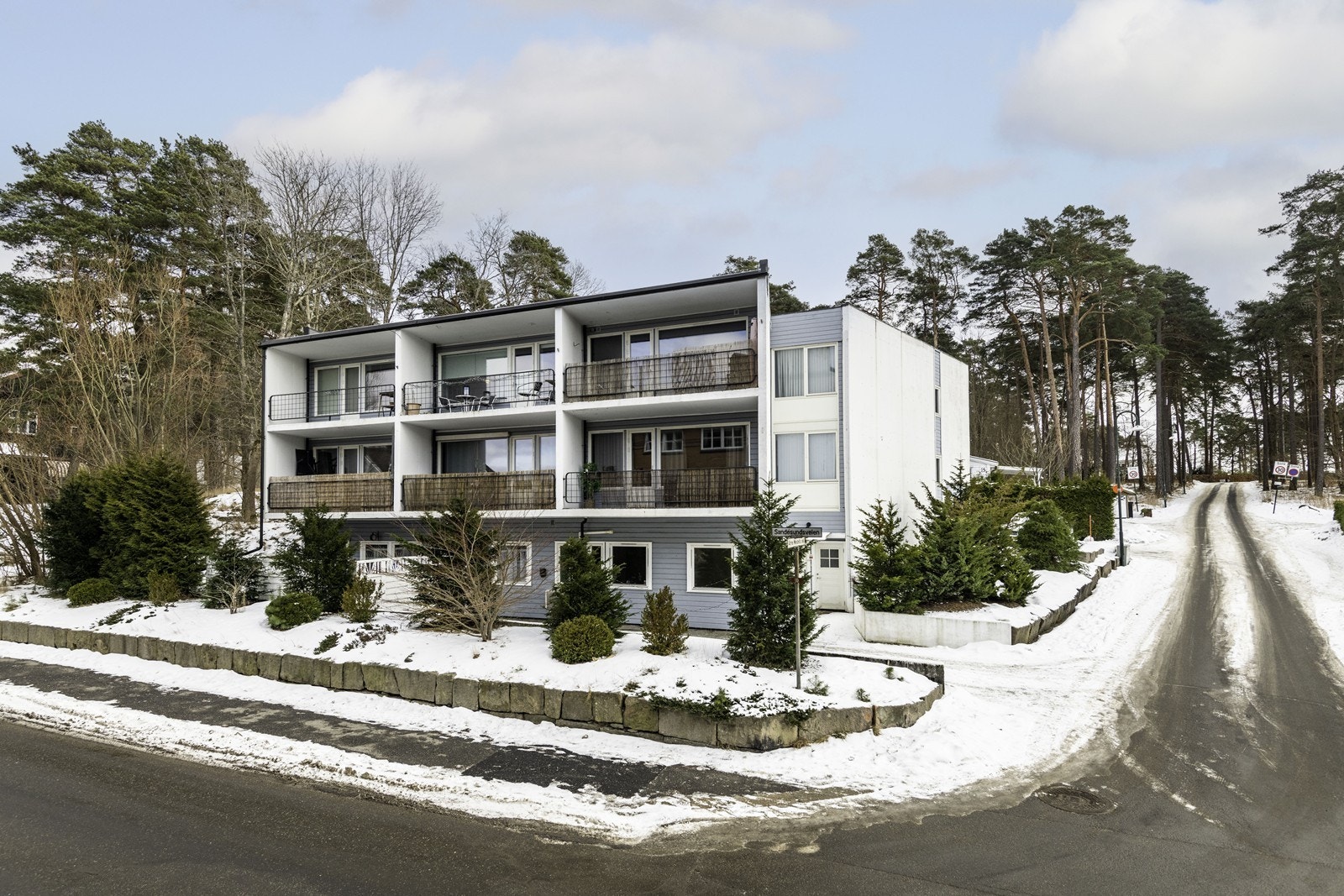 Bygningen har malte trevinduer og malt ytterkledning av trepanel. Galleribilde