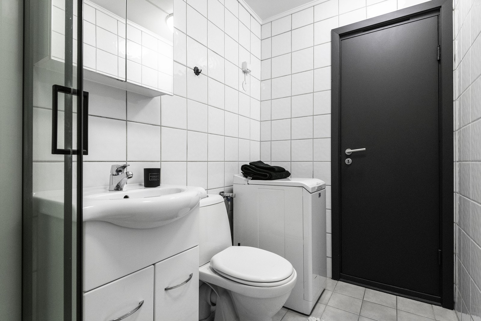 Flislagte vegger og gulv med elektriske varmekabler gir et praktisk og komfortabelt bad. Galleribilde