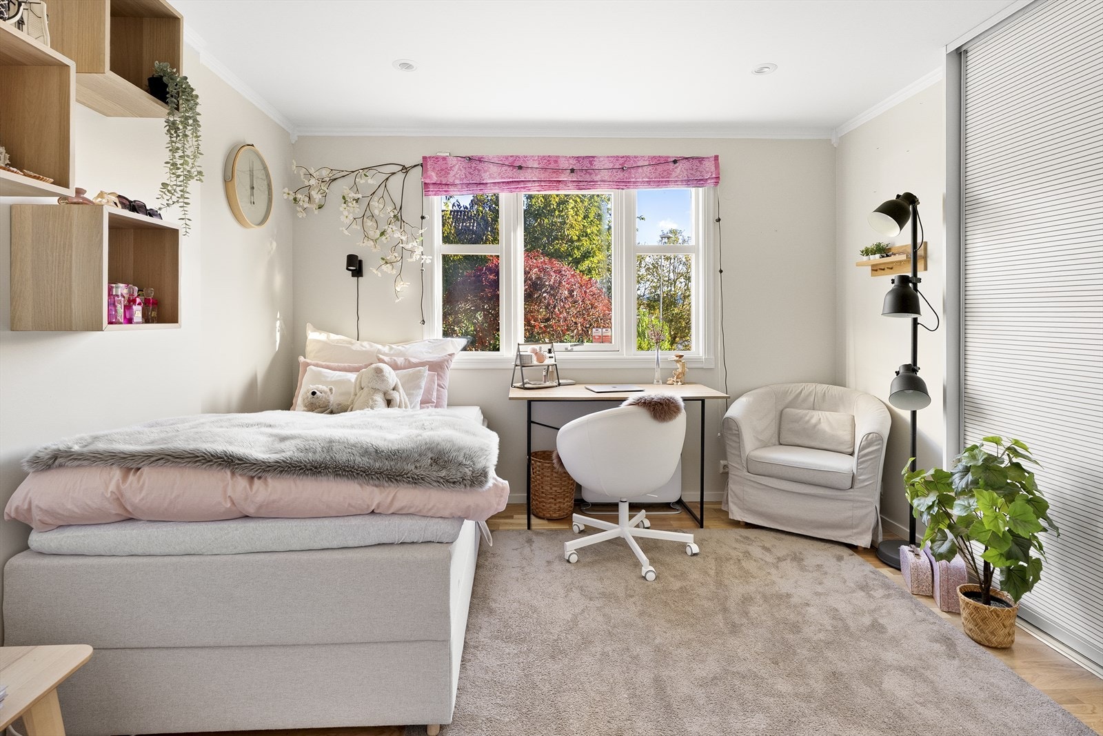 Romslig soverom som gir fred og avslapning etter en lang dag. Galleribilde