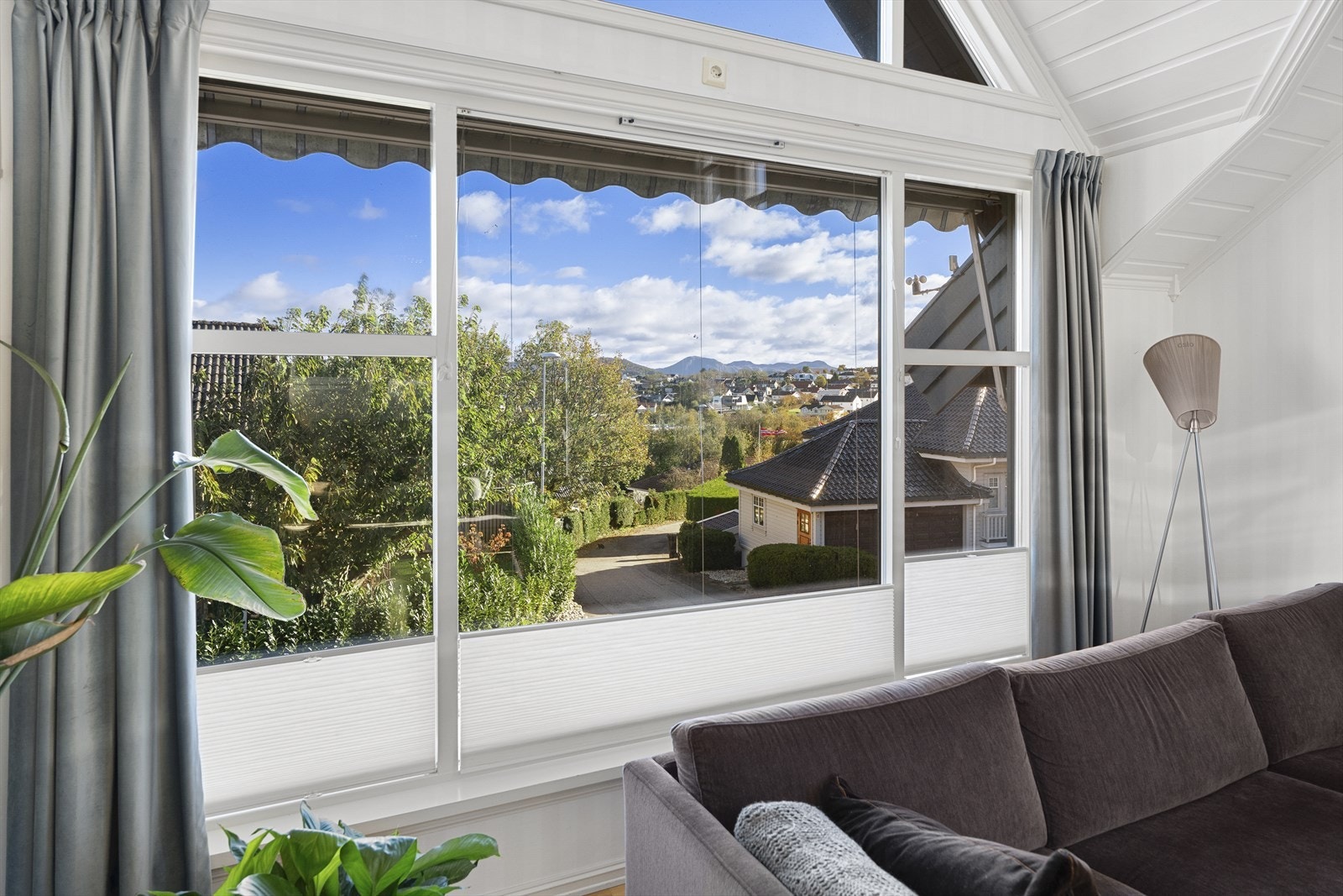 Stuen ligger delvis adskilt fra kjøkkenet og har store vindusflater som slipper inn rikelig med naturlig lys. Galleribilde