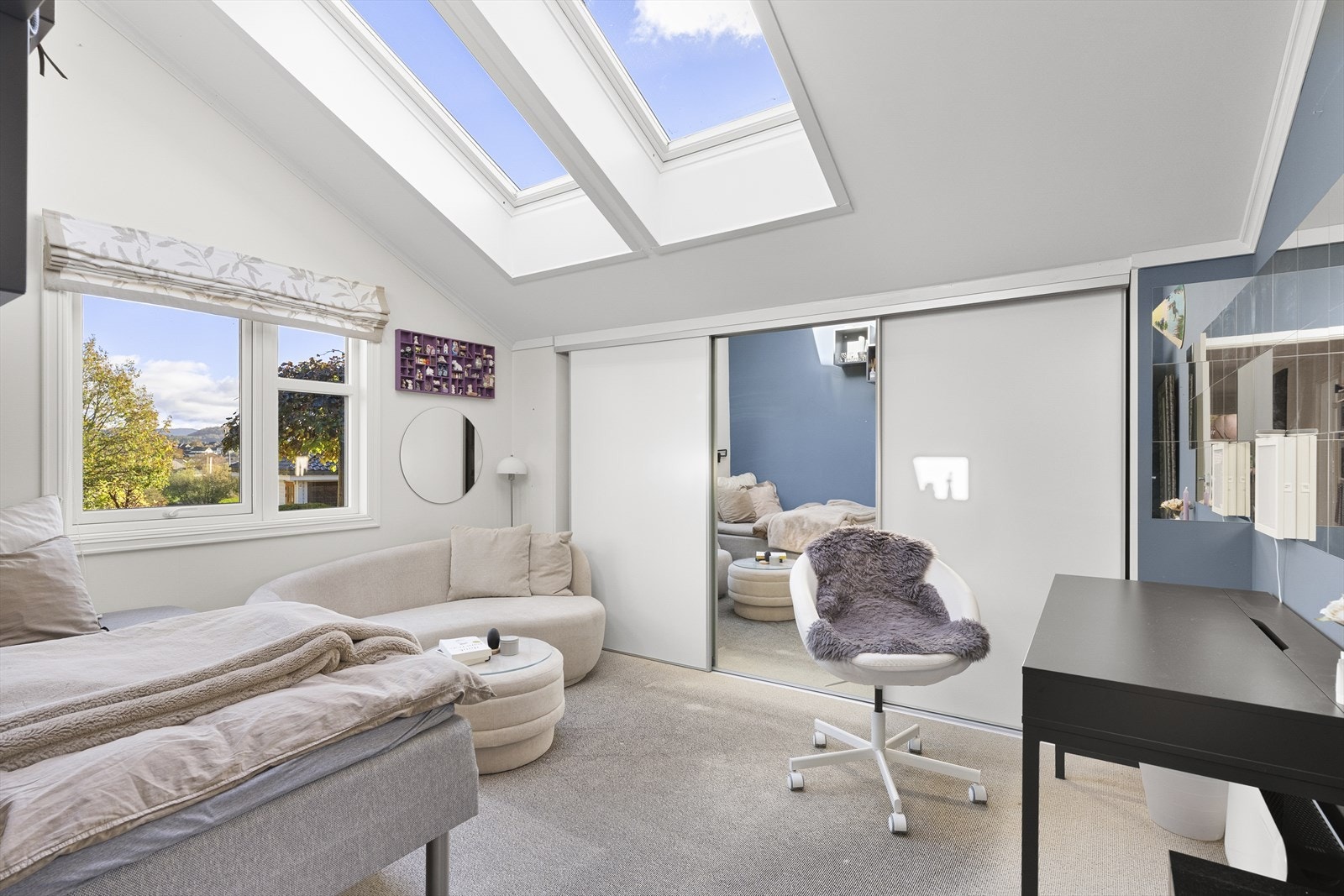 Hovedsoverommet er av god størrelse med plass til dobbeltseng, nattbord og garderobeløsning. Galleribilde