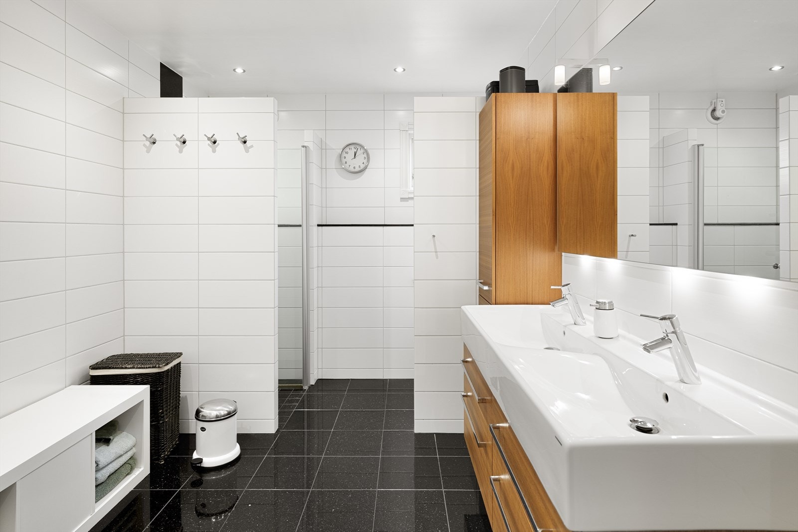 Lyst og innbydende baderom med dobbelservant og elegante detaljer. Galleribilde