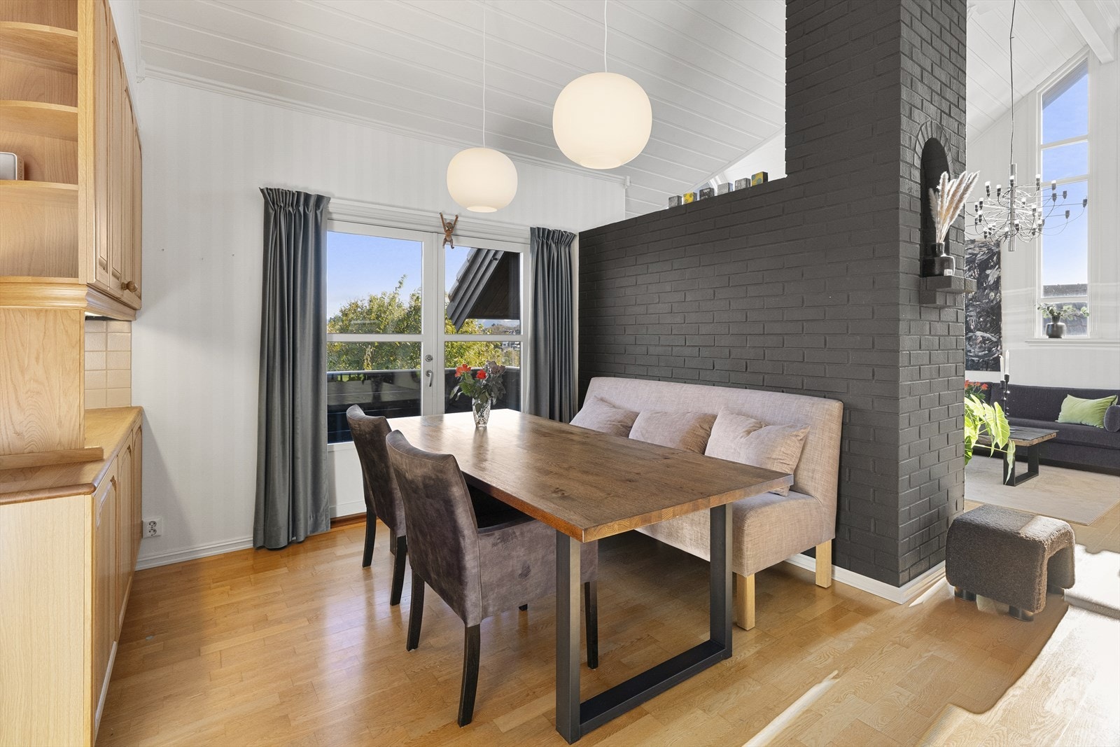 Fra kjøkkenet er det utgang til en balkong på boligens fremside. Galleribilde