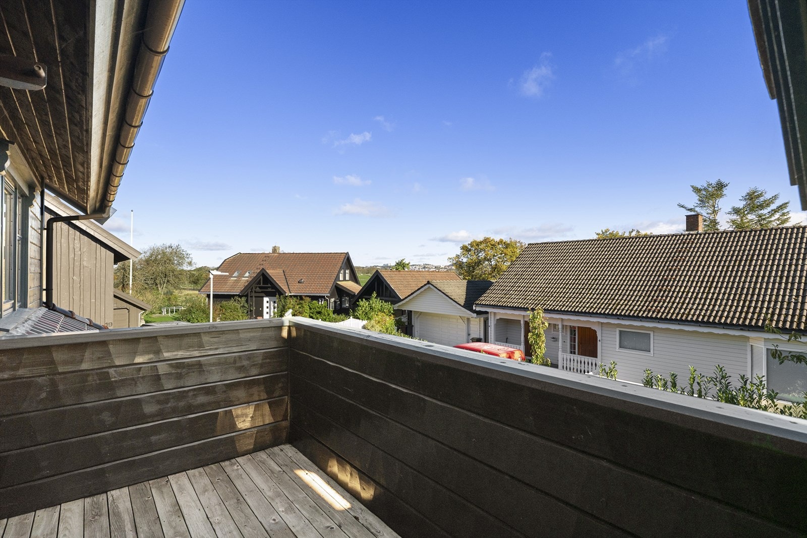 Her kan du nyte en rolig morgenkaffe i solen eller avslutte dagen med et glass vin i kveldssolen. Galleribilde