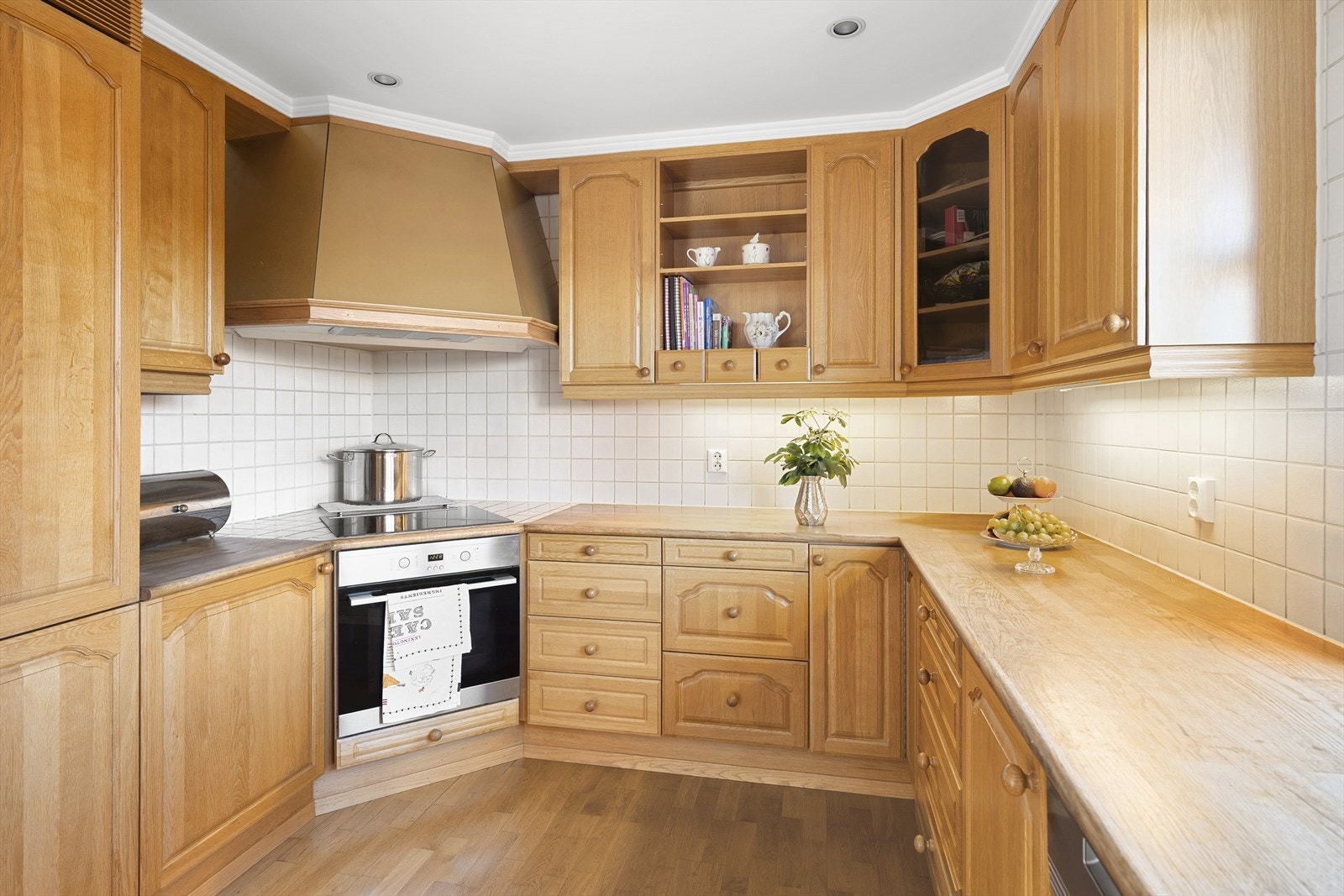 Kjøkken med en lun og hjemmekoselig atmosfære. Galleribilde