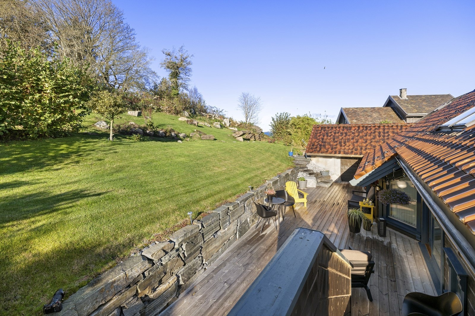 Romslig uteplass med plass til både grill og loungemøbler. Galleribilde
