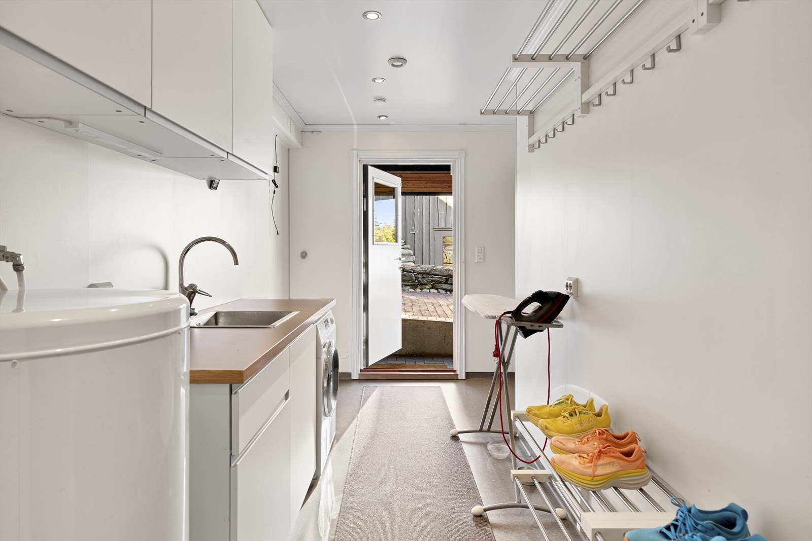 Praktisk vaskerom med bi-inngang gir en effektiv og ryddig hverdag. Galleribilde